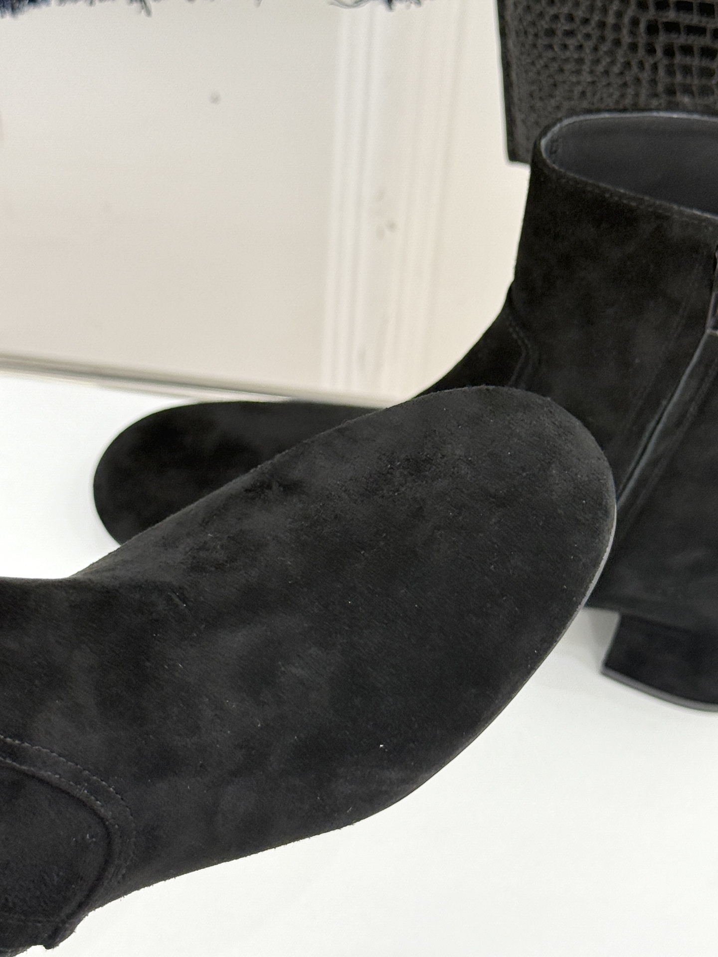 Celine /塞琳25WF秋冬新品凯旋门复古靴子系列
踏入秋冬 时尚达人们的鞋柜里必备靴子系列
鞋身巧
