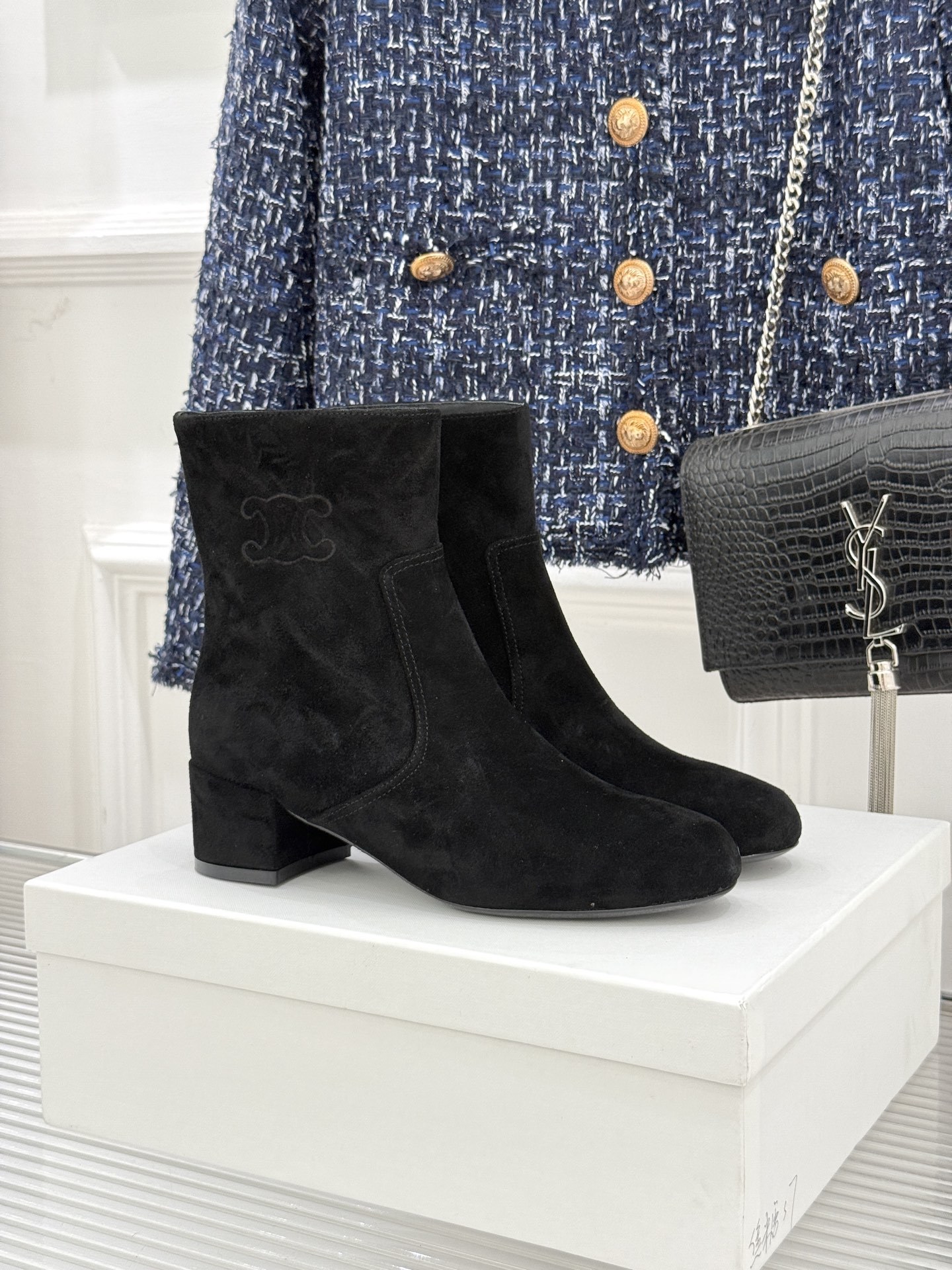 Celine /塞琳25WF秋冬新品凯旋门复古靴子系列
踏入秋冬 时尚达人们的鞋柜里必备靴子系列
鞋身巧