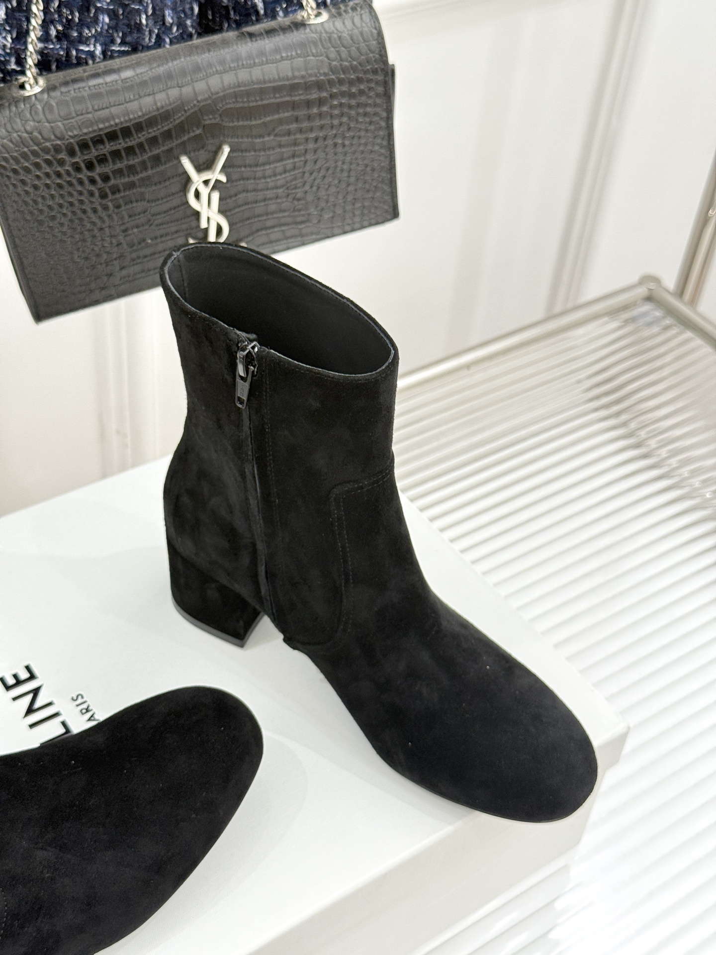Celine /塞琳25WF秋冬新品凯旋门复古靴子系列
踏入秋冬 时尚达人们的鞋柜里必备靴子系列
鞋身巧