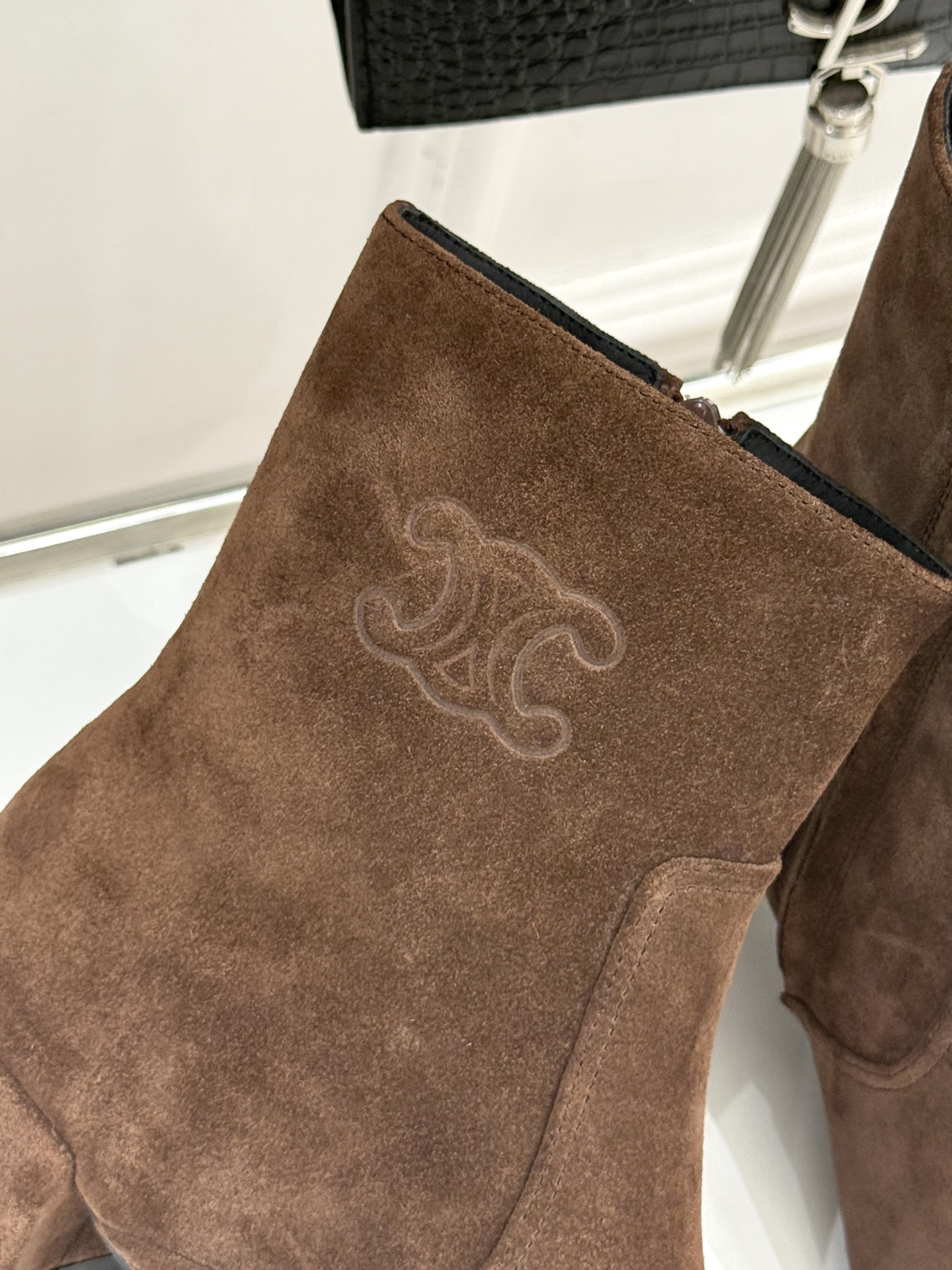 Celine /塞琳25WF秋冬新品凯旋门复古靴子系列
踏入秋冬 时尚达人们的鞋柜里必备靴子系列
鞋身巧