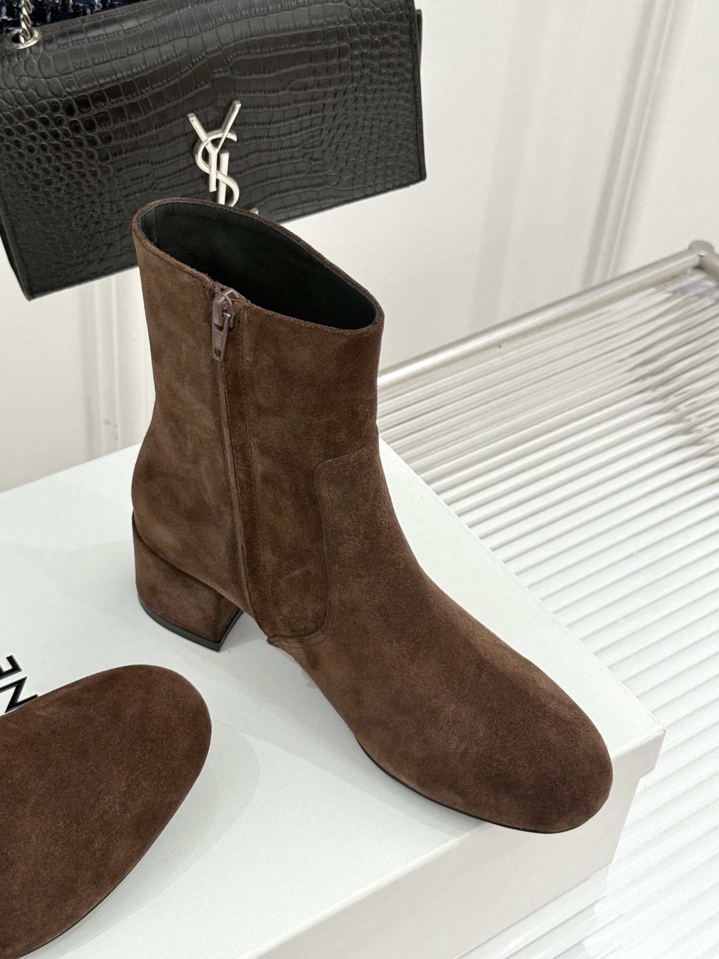 Celine /塞琳25WF秋冬新品凯旋门复古靴子系列
踏入秋冬 时尚达人们的鞋柜里必备靴子系列
鞋身巧