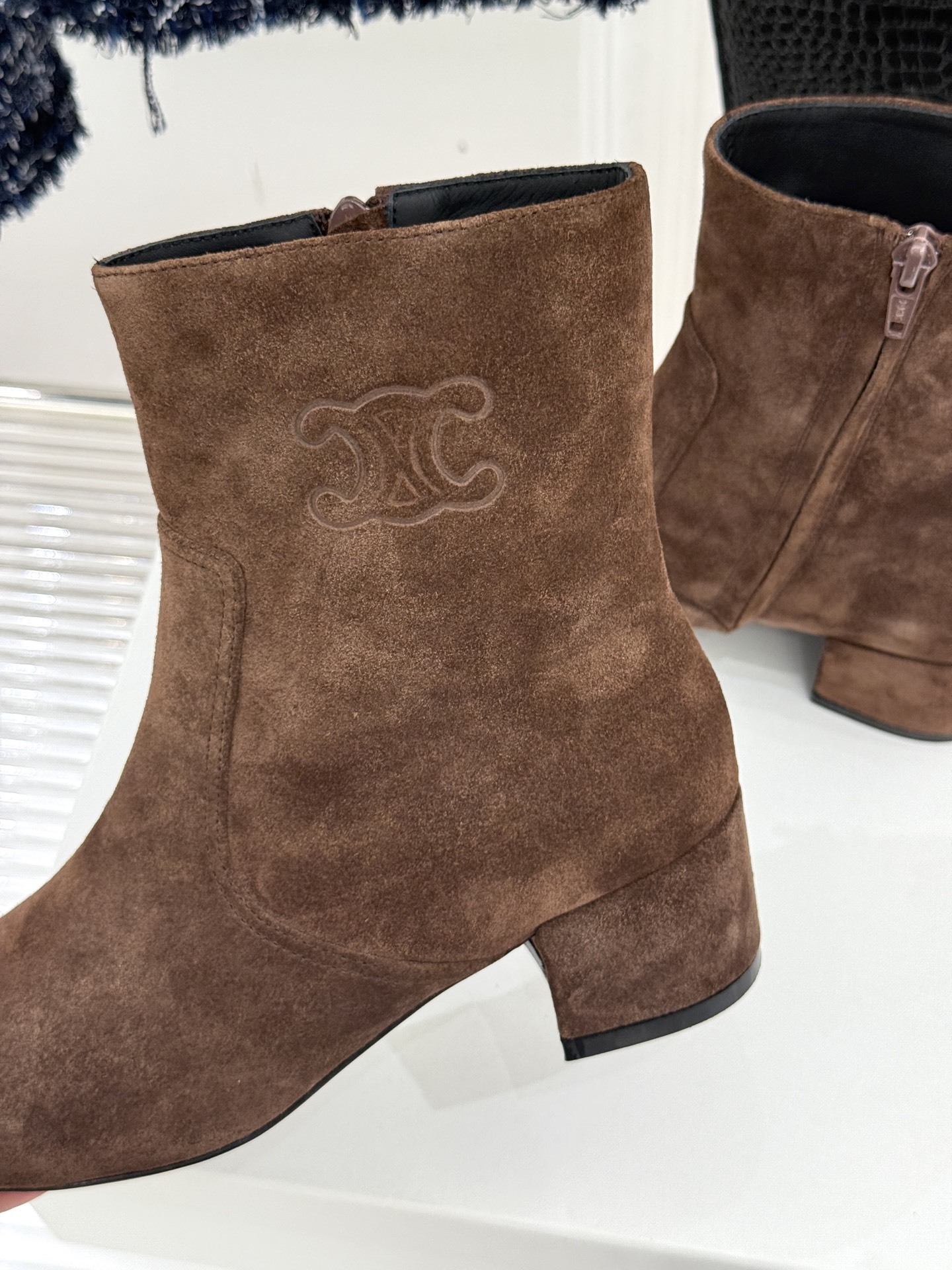 Celine /塞琳25WF秋冬新品凯旋门复古靴子系列
踏入秋冬 时尚达人们的鞋柜里必备靴子系列
鞋身巧