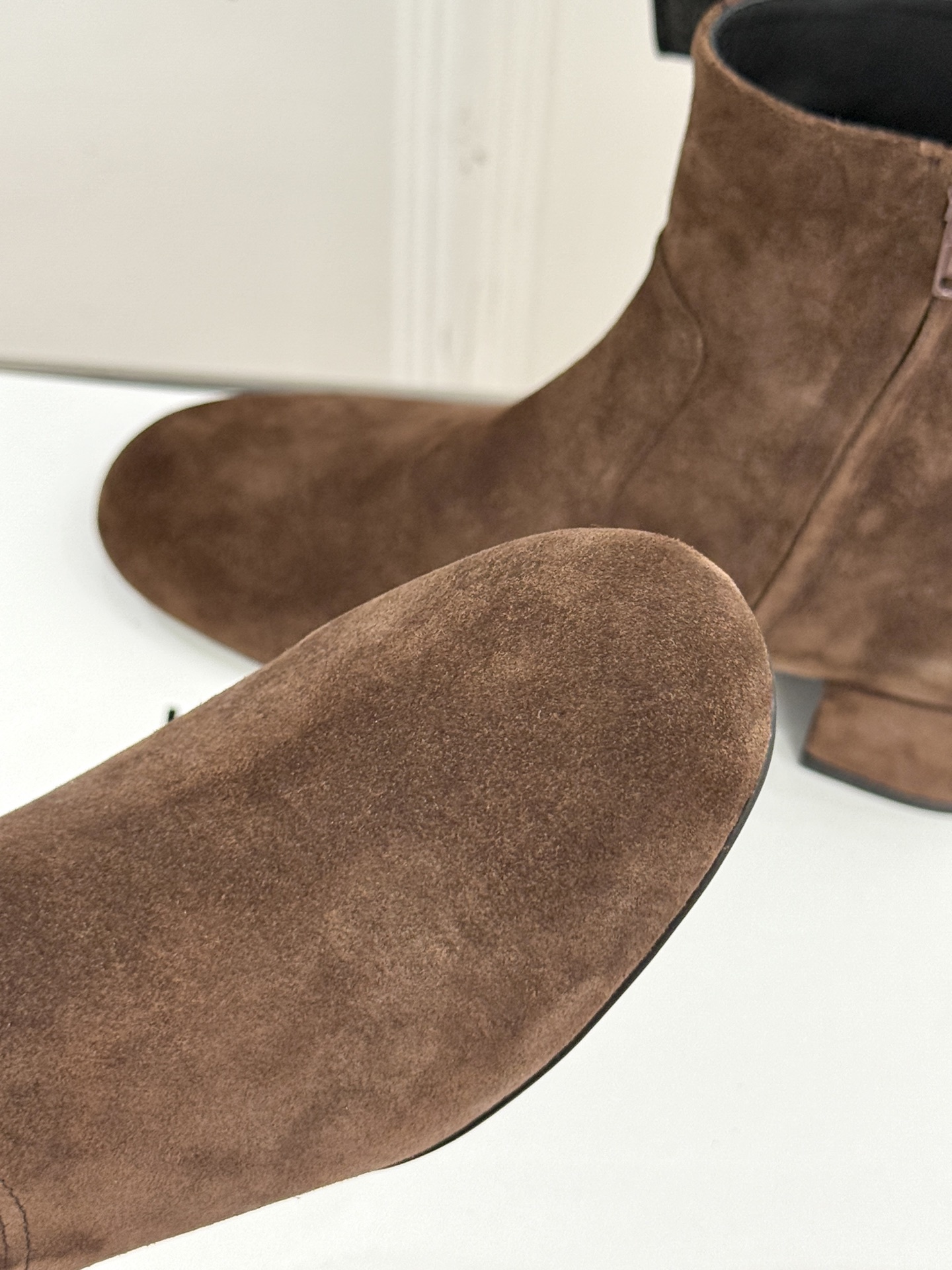 Celine /塞琳25WF秋冬新品凯旋门复古靴子系列
踏入秋冬 时尚达人们的鞋柜里必备靴子系列
鞋身巧