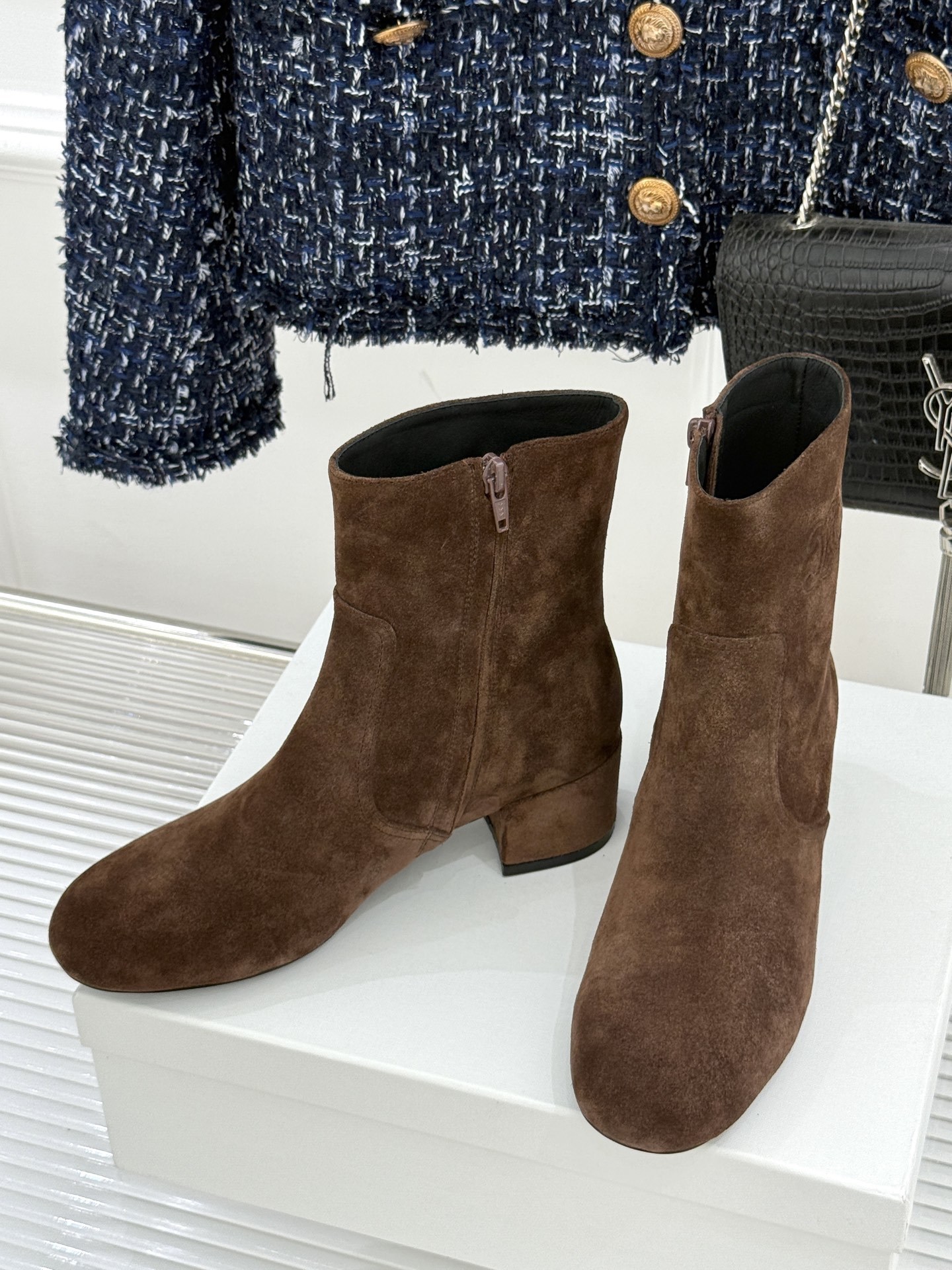 Celine /塞琳25WF秋冬新品凯旋门复古靴子系列
踏入秋冬 时尚达人们的鞋柜里必备靴子系列
鞋身巧