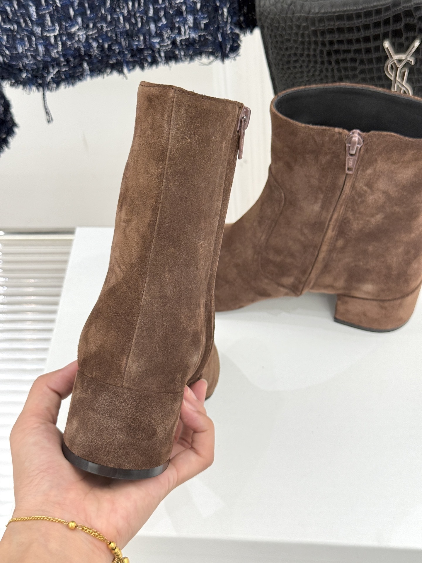 Celine /塞琳25WF秋冬新品凯旋门复古靴子系列
踏入秋冬 时尚达人们的鞋柜里必备靴子系列
鞋身巧