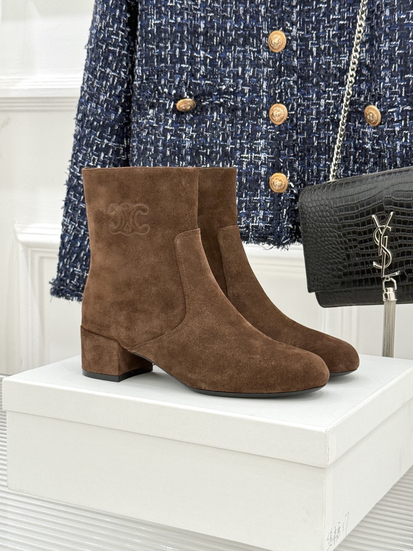 Celine /塞琳25WF秋冬新品凯旋门复古靴子系列
踏入秋冬 时尚达人们的鞋柜里必备靴子系列
鞋身巧