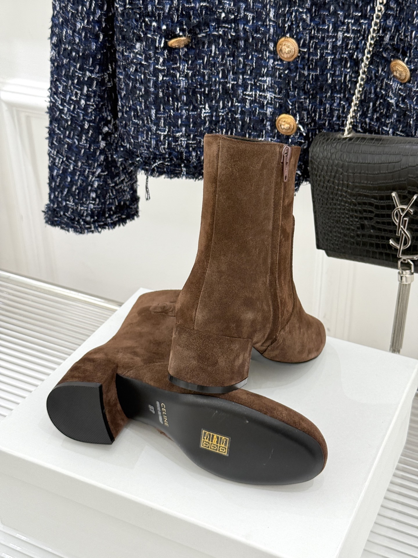Celine /塞琳25WF秋冬新品凯旋门复古靴子系列
踏入秋冬 时尚达人们的鞋柜里必备靴子系列
鞋身巧