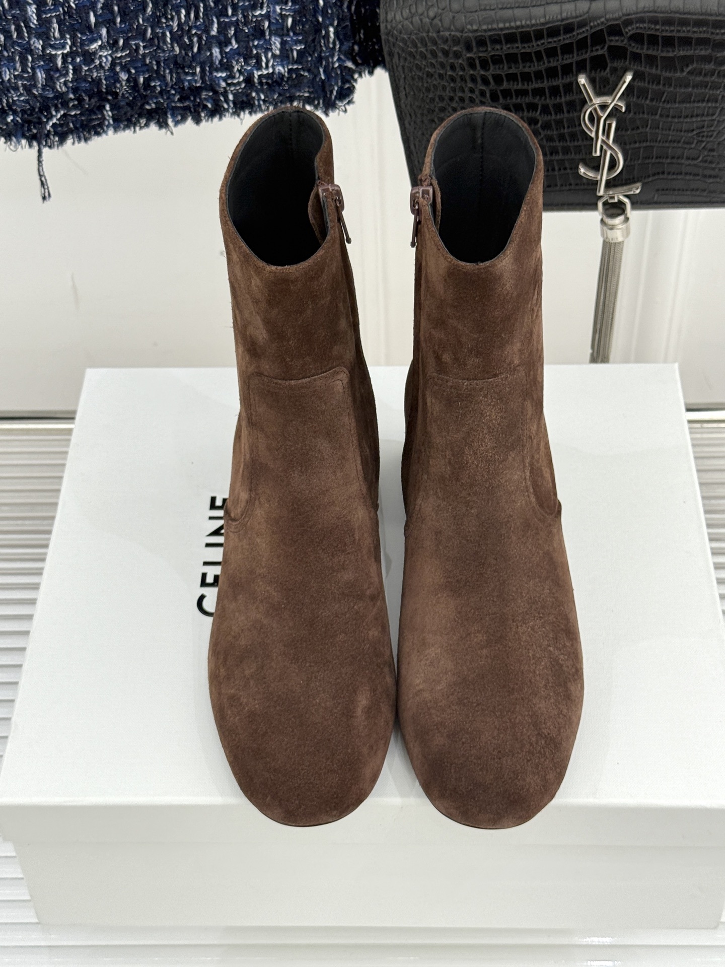 Celine /塞琳25WF秋冬新品凯旋门复古靴子系列
踏入秋冬 时尚达人们的鞋柜里必备靴子系列
鞋身巧