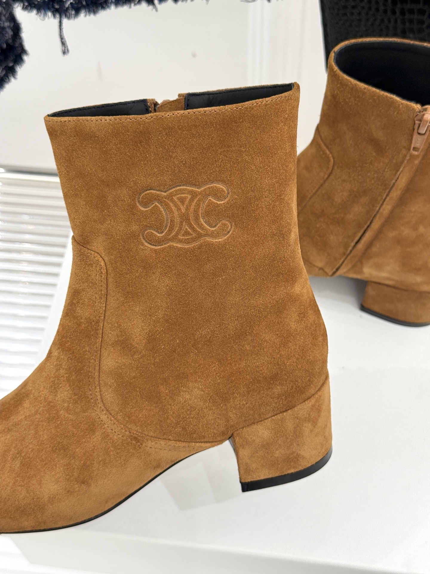 Celine /塞琳25WF秋冬新品凯旋门复古靴子系列
踏入秋冬 时尚达人们的鞋柜里必备靴子系列
鞋身巧