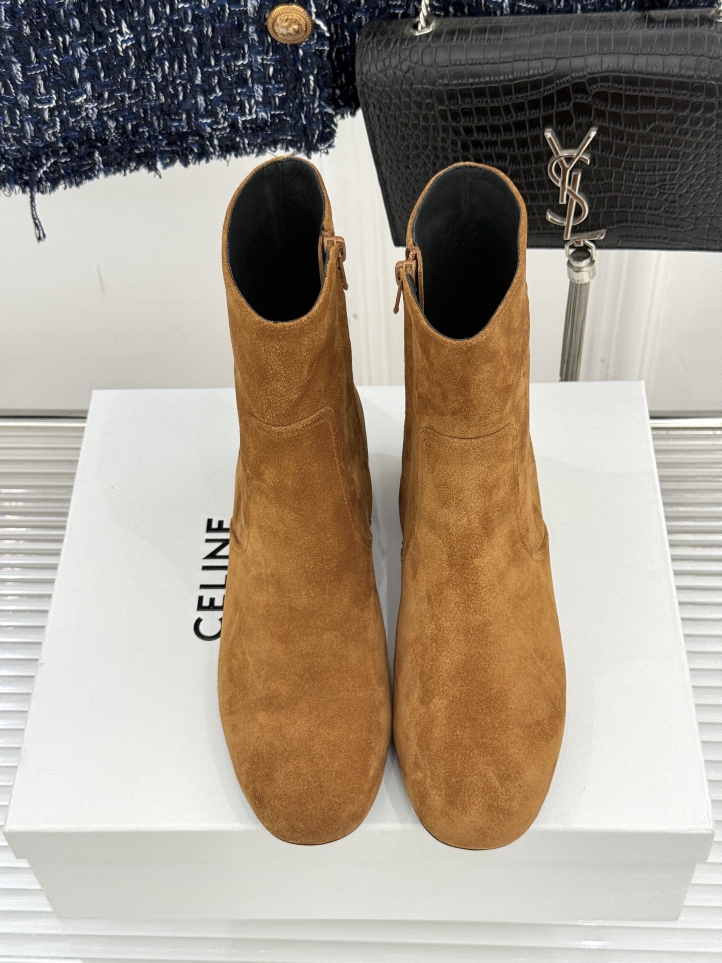 Celine /塞琳25WF秋冬新品凯旋门复古靴子系列
踏入秋冬 时尚达人们的鞋柜里必备靴子系列
鞋身巧