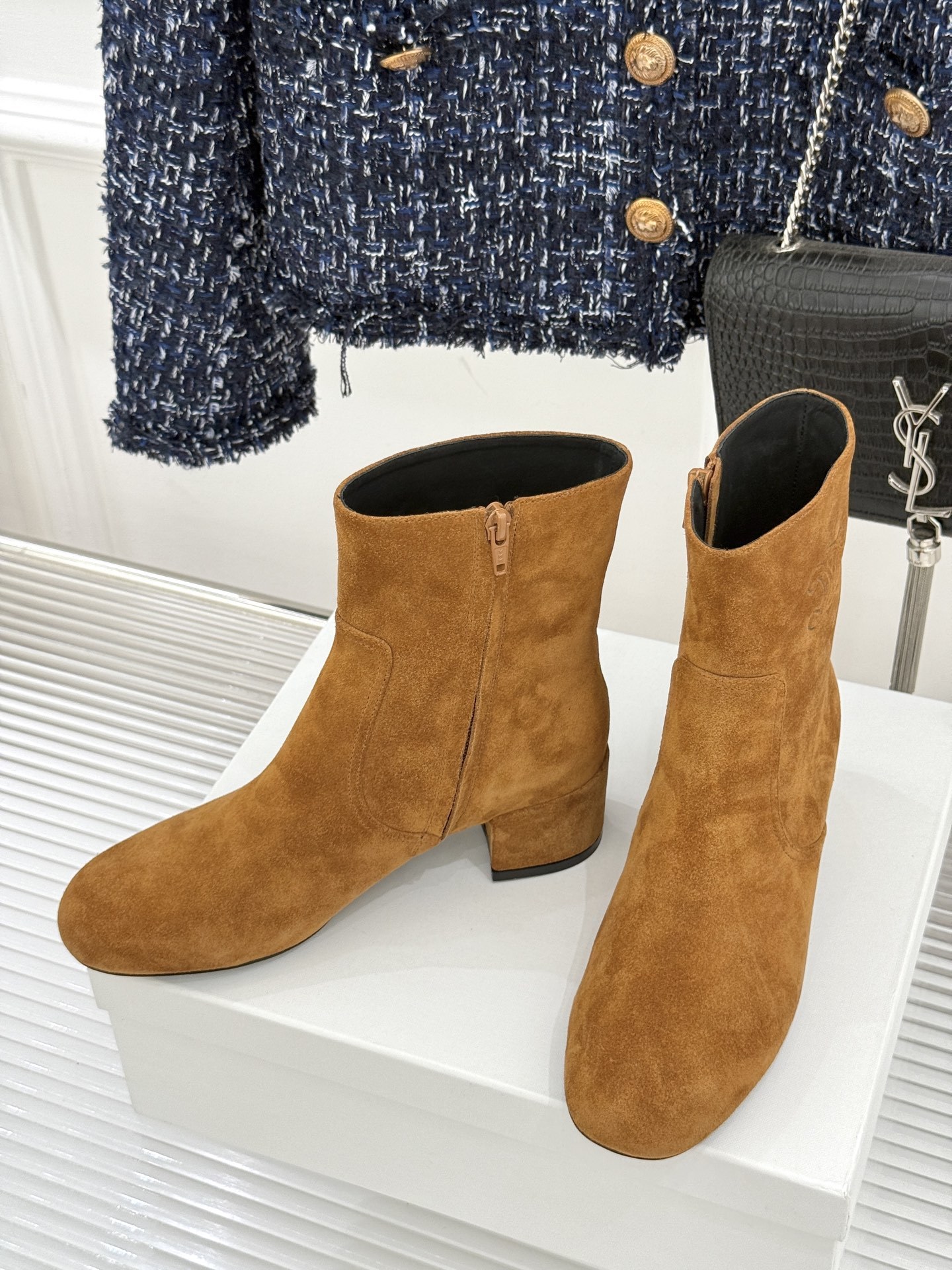Celine /塞琳25WF秋冬新品凯旋门复古靴子系列
踏入秋冬 时尚达人们的鞋柜里必备靴子系列
鞋身巧