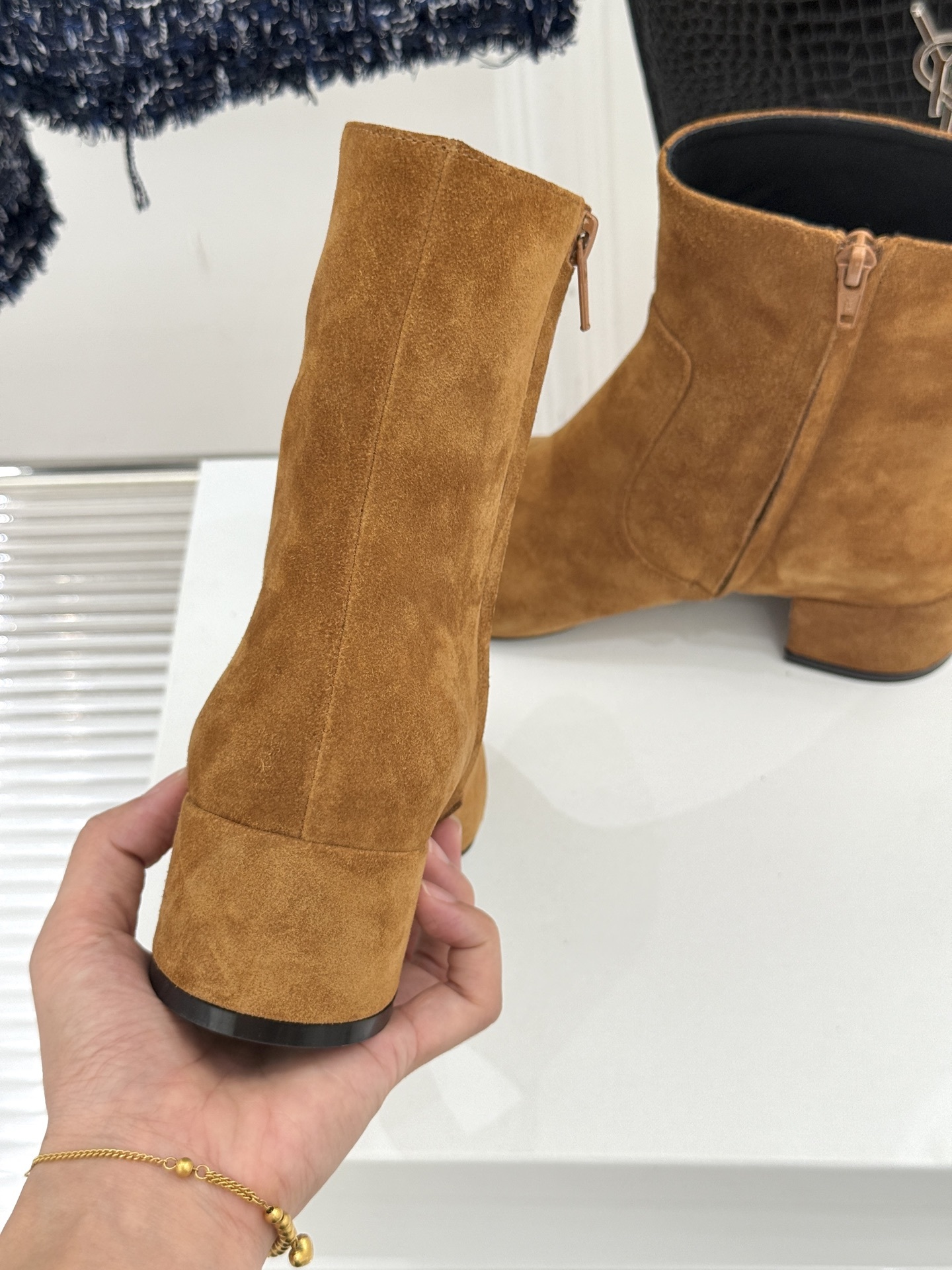 Celine /塞琳25WF秋冬新品凯旋门复古靴子系列
踏入秋冬 时尚达人们的鞋柜里必备靴子系列
鞋身巧