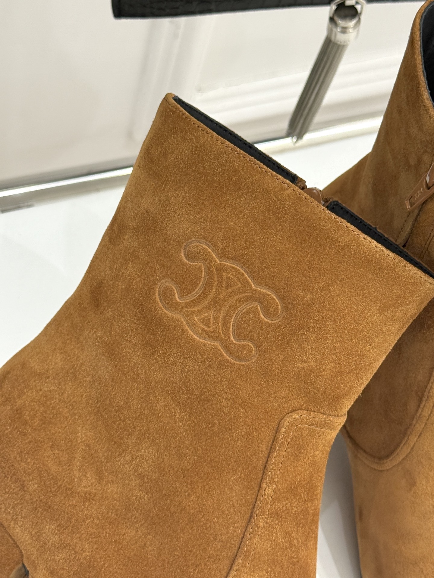 Celine /塞琳25WF秋冬新品凯旋门复古靴子系列
踏入秋冬 时尚达人们的鞋柜里必备靴子系列
鞋身巧