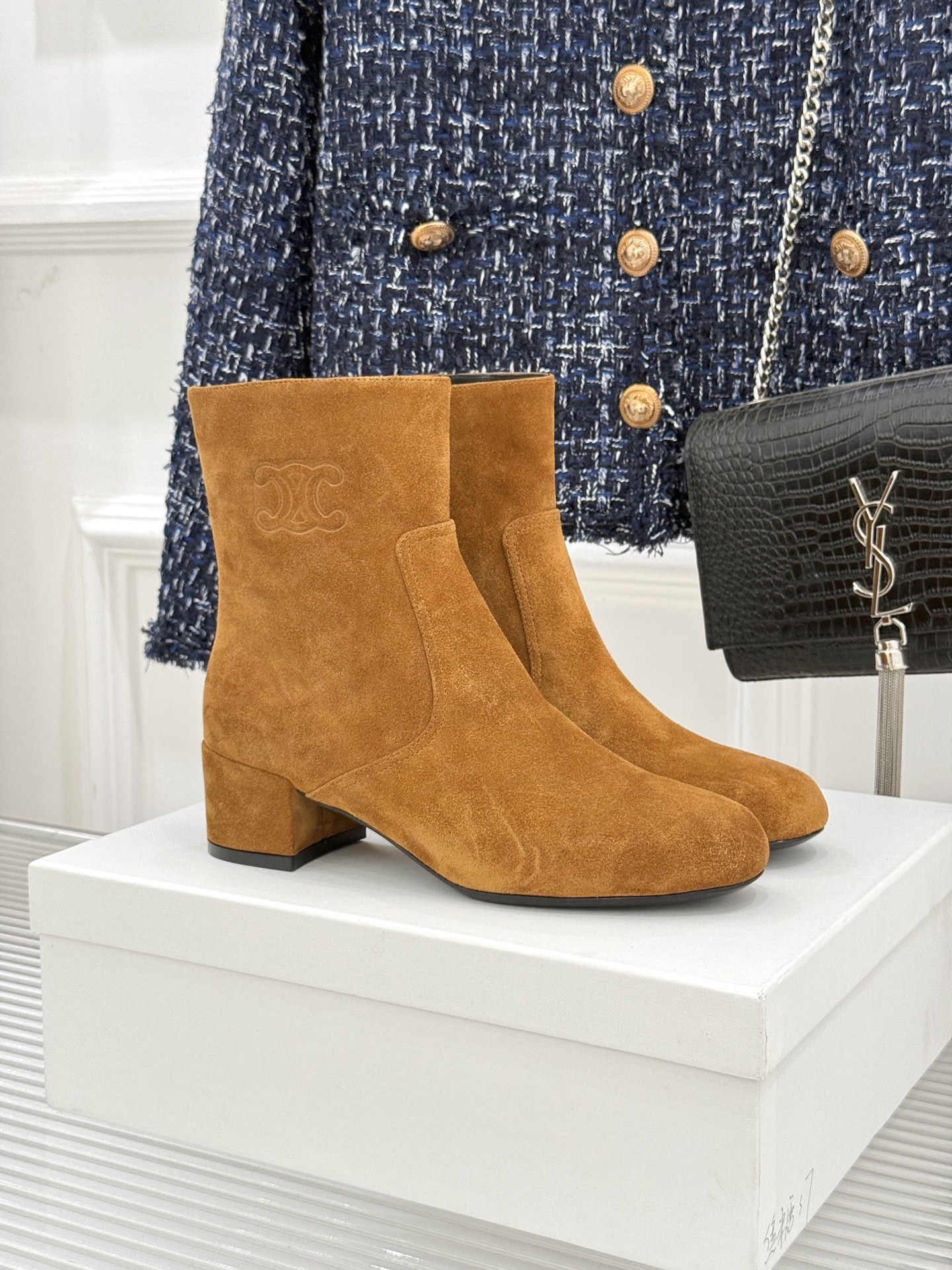 Celine /塞琳25WF秋冬新品凯旋门复古靴子系列
踏入秋冬 时尚达人们的鞋柜里必备靴子系列
鞋身巧