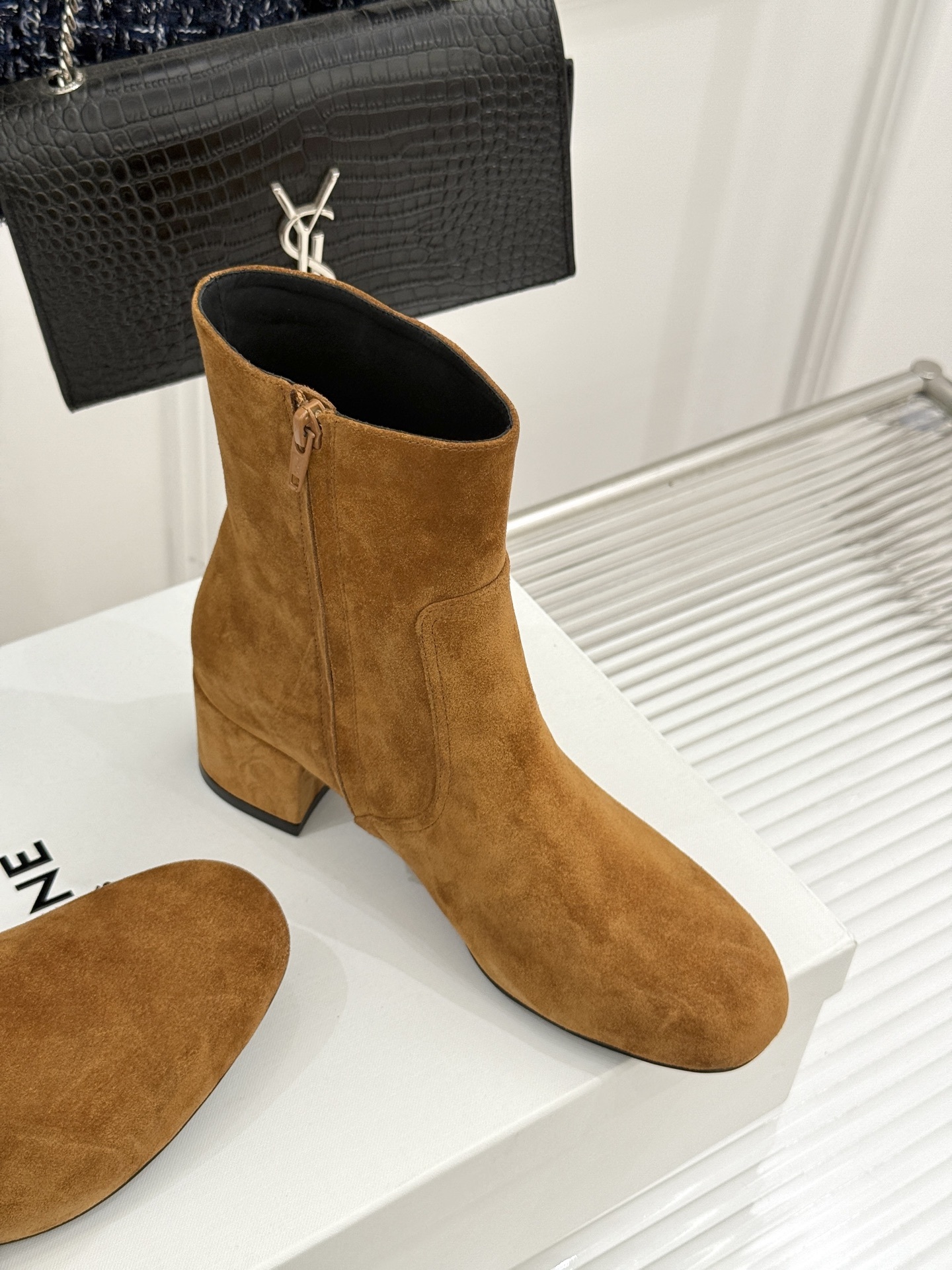 Celine /塞琳25WF秋冬新品凯旋门复古靴子系列
踏入秋冬 时尚达人们的鞋柜里必备靴子系列
鞋身巧