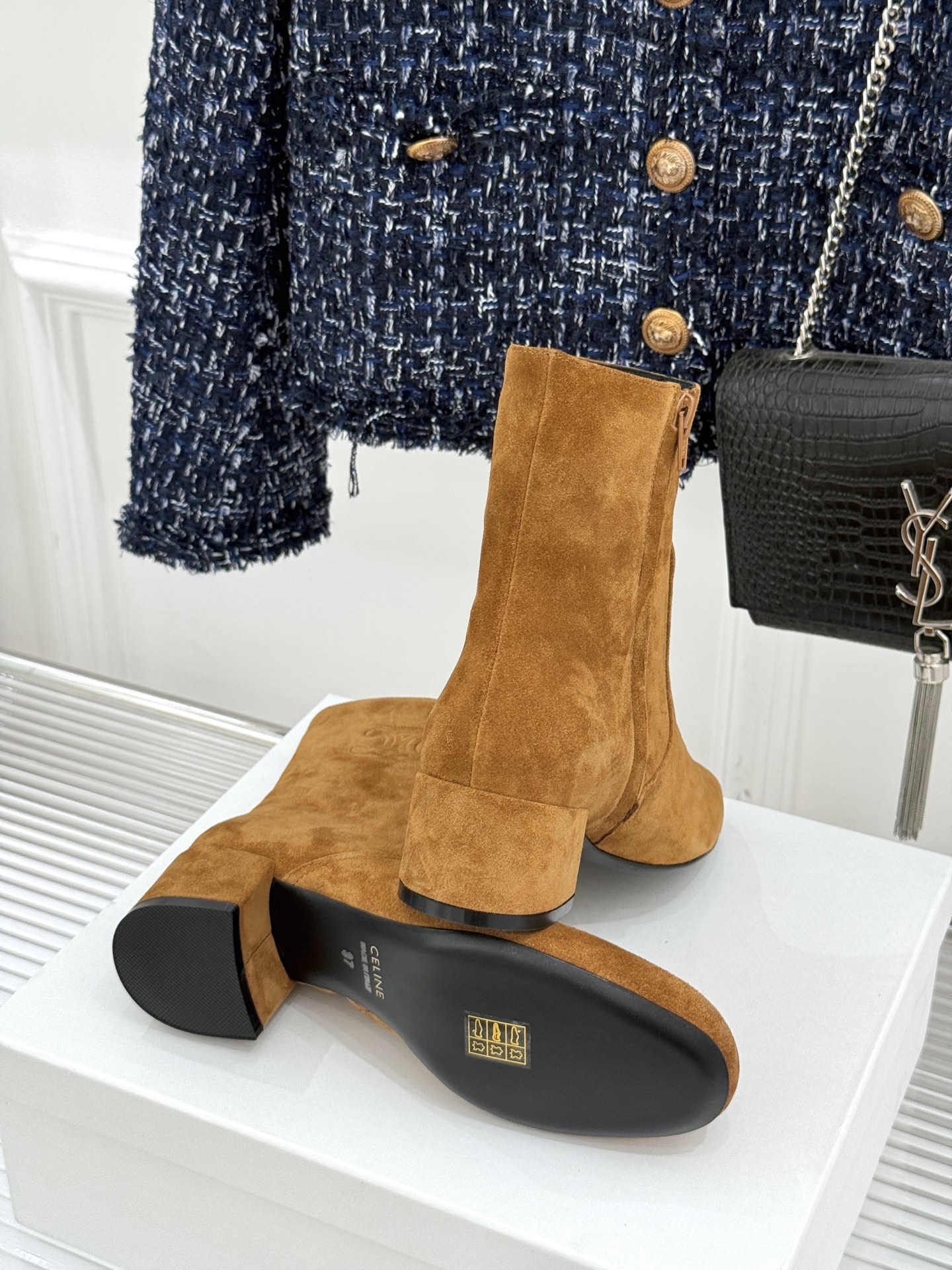 Celine /塞琳25WF秋冬新品凯旋门复古靴子系列
踏入秋冬 时尚达人们的鞋柜里必备靴子系列
鞋身巧