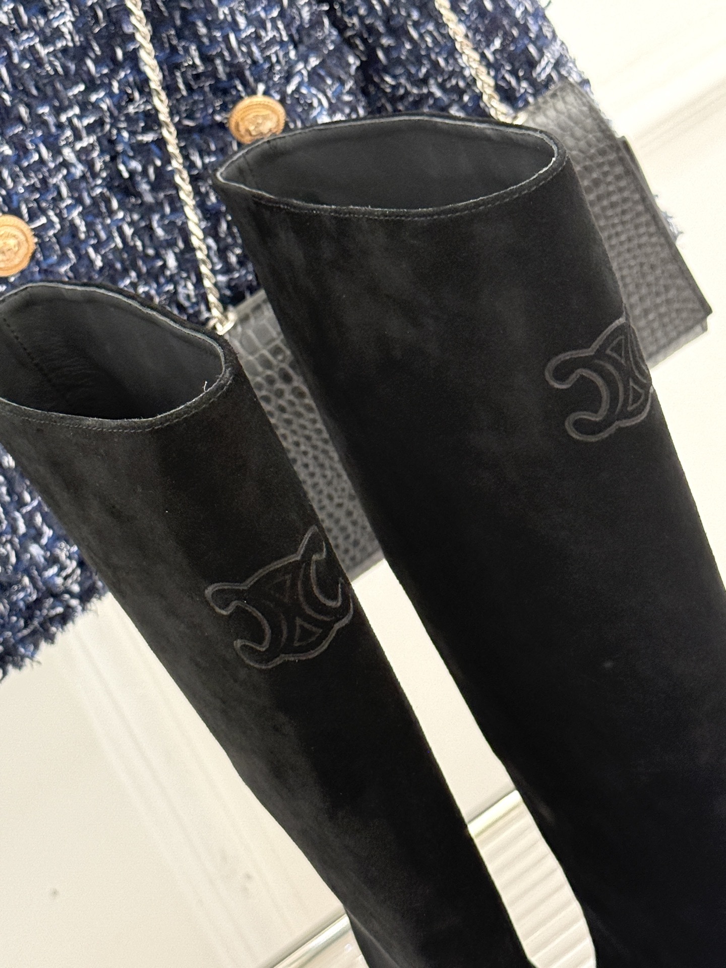 Celine /塞琳25WF秋冬新品凯旋门复古靴子系列
踏入秋冬 时尚达人们的鞋柜里必备靴子系列
鞋身巧