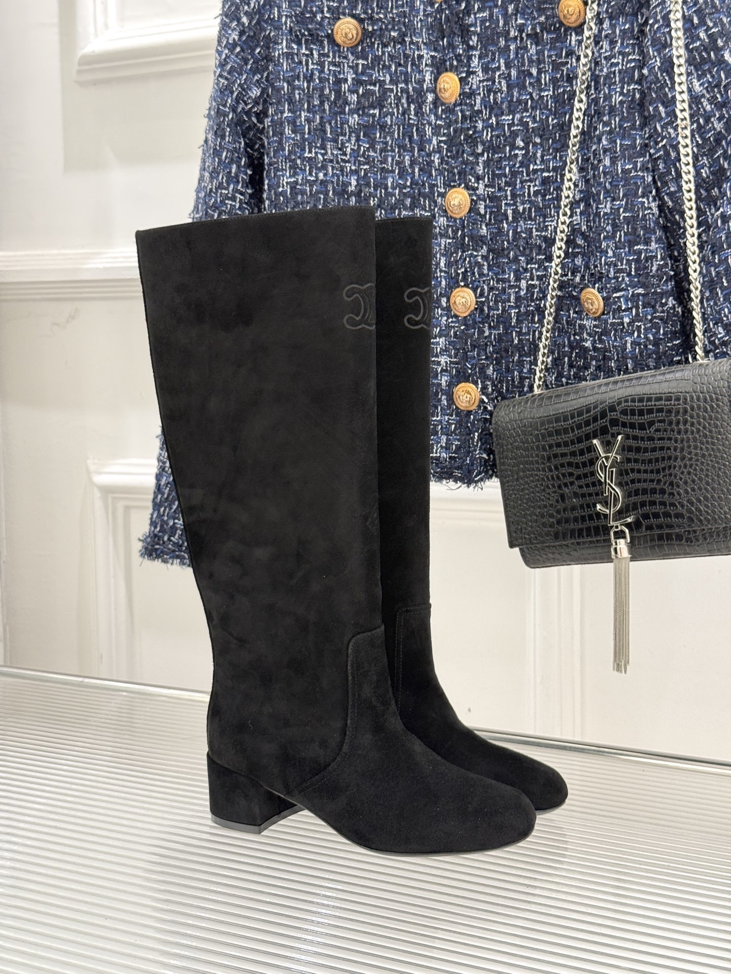 Celine /塞琳25WF秋冬新品凯旋门复古靴子系列
踏入秋冬 时尚达人们的鞋柜里必备靴子系列
鞋身巧