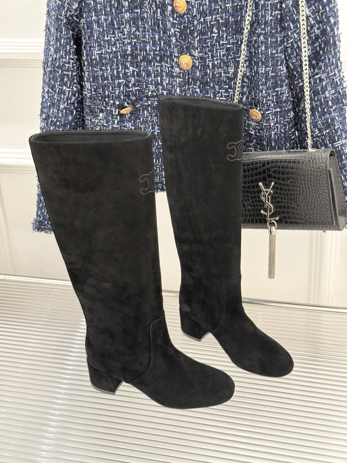 Celine /塞琳25WF秋冬新品凯旋门复古靴子系列
踏入秋冬 时尚达人们的鞋柜里必备靴子系列
鞋身巧