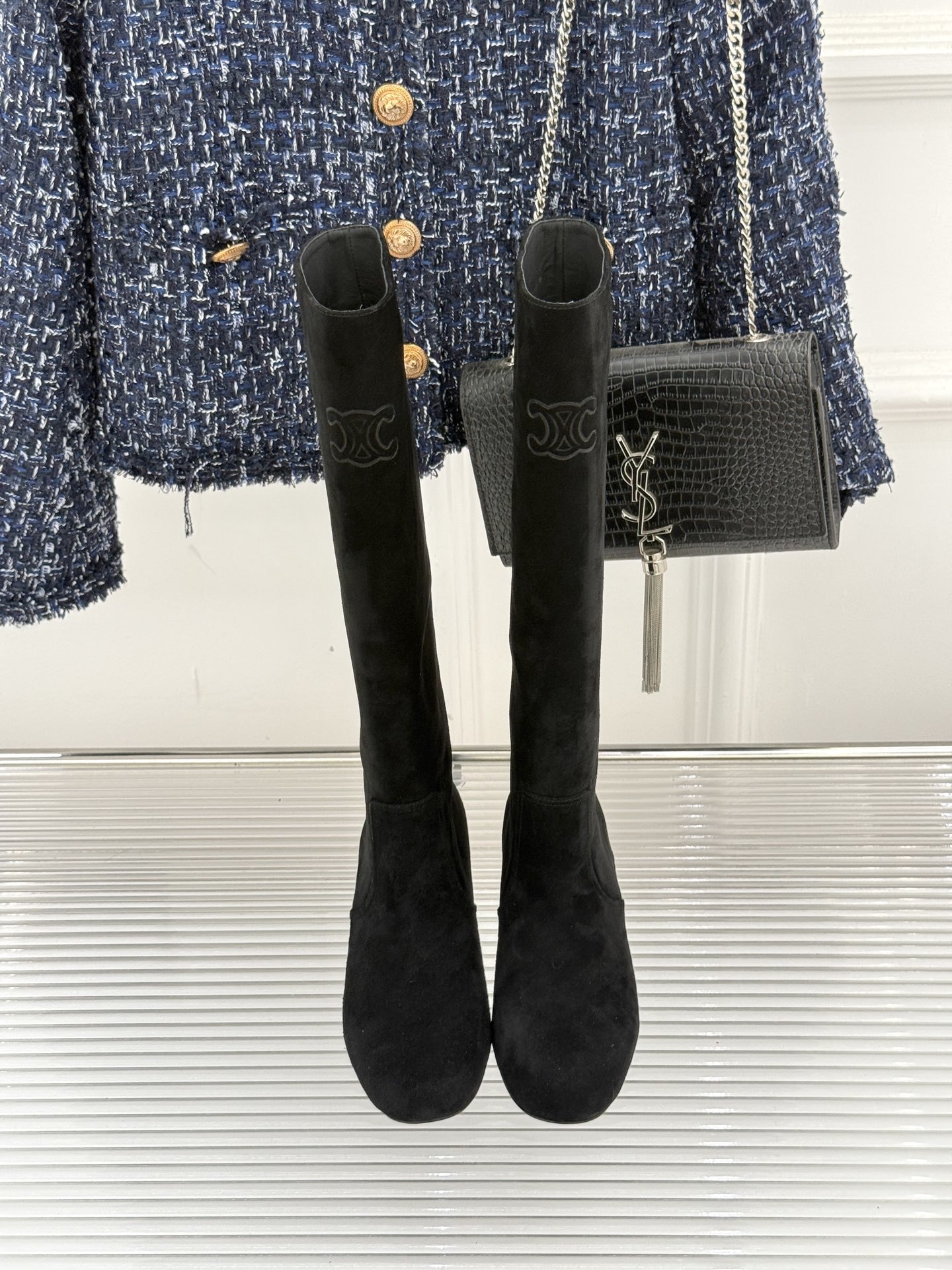Celine /塞琳25WF秋冬新品凯旋门复古靴子系列
踏入秋冬 时尚达人们的鞋柜里必备靴子系列
鞋身巧
