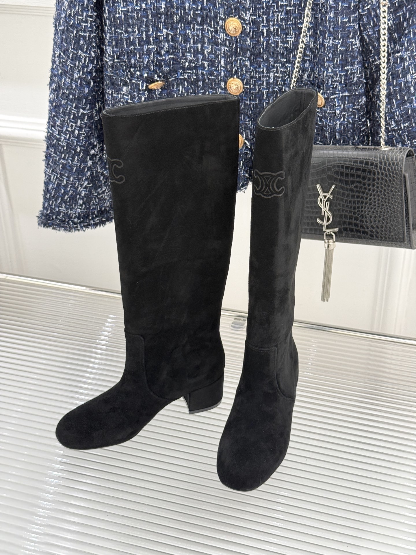 Celine /塞琳25WF秋冬新品凯旋门复古靴子系列
踏入秋冬 时尚达人们的鞋柜里必备靴子系列
鞋身巧