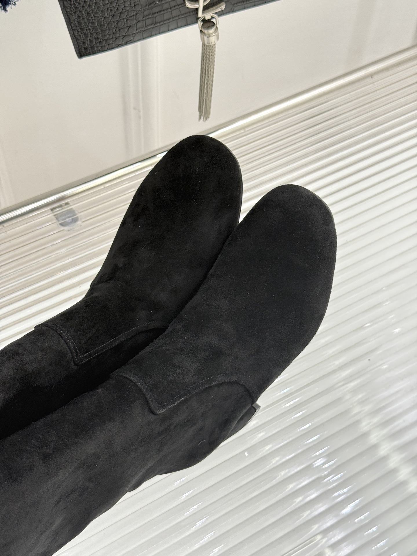 Celine /塞琳25WF秋冬新品凯旋门复古靴子系列
踏入秋冬 时尚达人们的鞋柜里必备靴子系列
鞋身巧