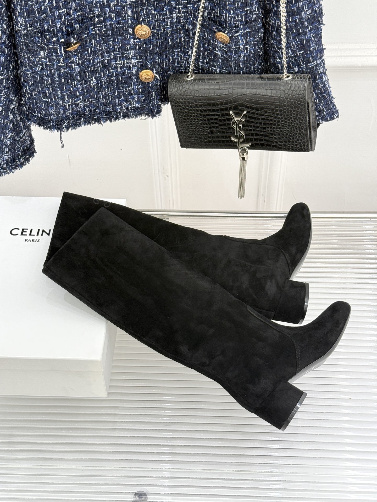 Celine /塞琳25WF秋冬新品凯旋门复古靴子系列
踏入秋冬 时尚达人们的鞋柜里必备靴子系列
鞋身巧
