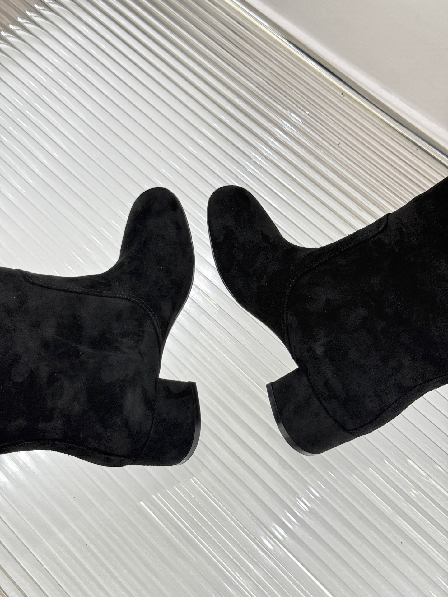 Celine /塞琳25WF秋冬新品凯旋门复古靴子系列
踏入秋冬 时尚达人们的鞋柜里必备靴子系列
鞋身巧