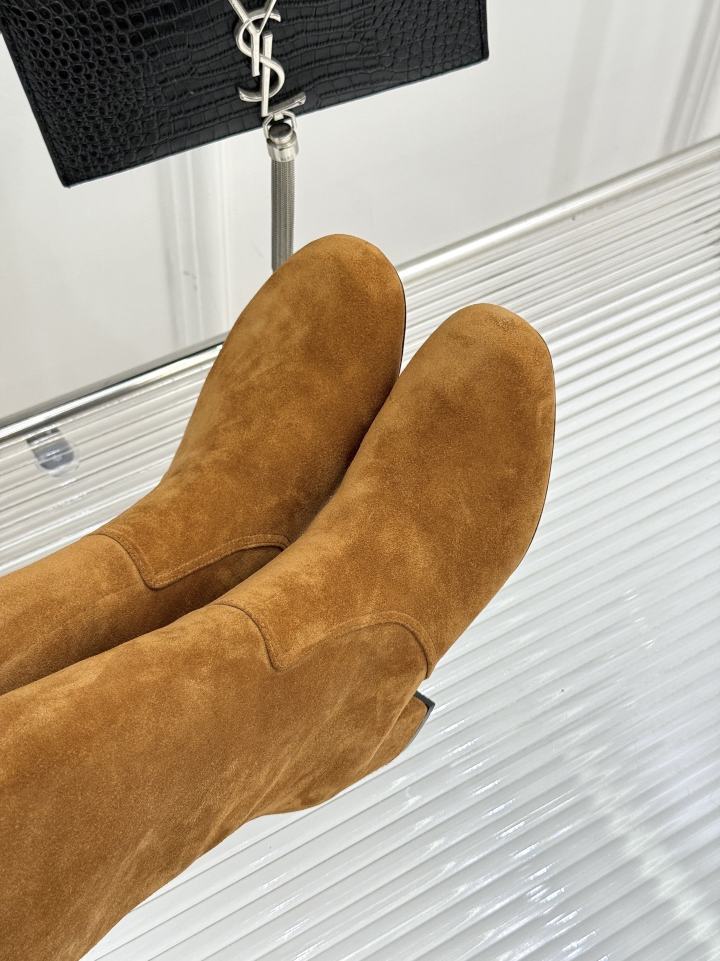 Celine /塞琳25WF秋冬新品凯旋门复古靴子系列
踏入秋冬 时尚达人们的鞋柜里必备靴子系列
鞋身巧