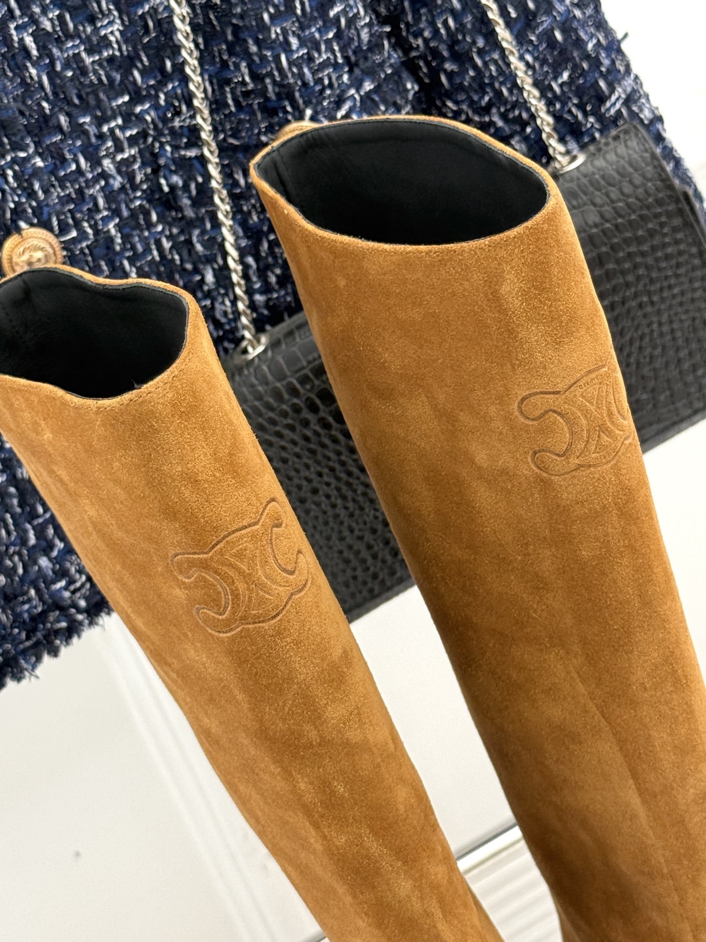 Celine /塞琳25WF秋冬新品凯旋门复古靴子系列
踏入秋冬 时尚达人们的鞋柜里必备靴子系列
鞋身巧