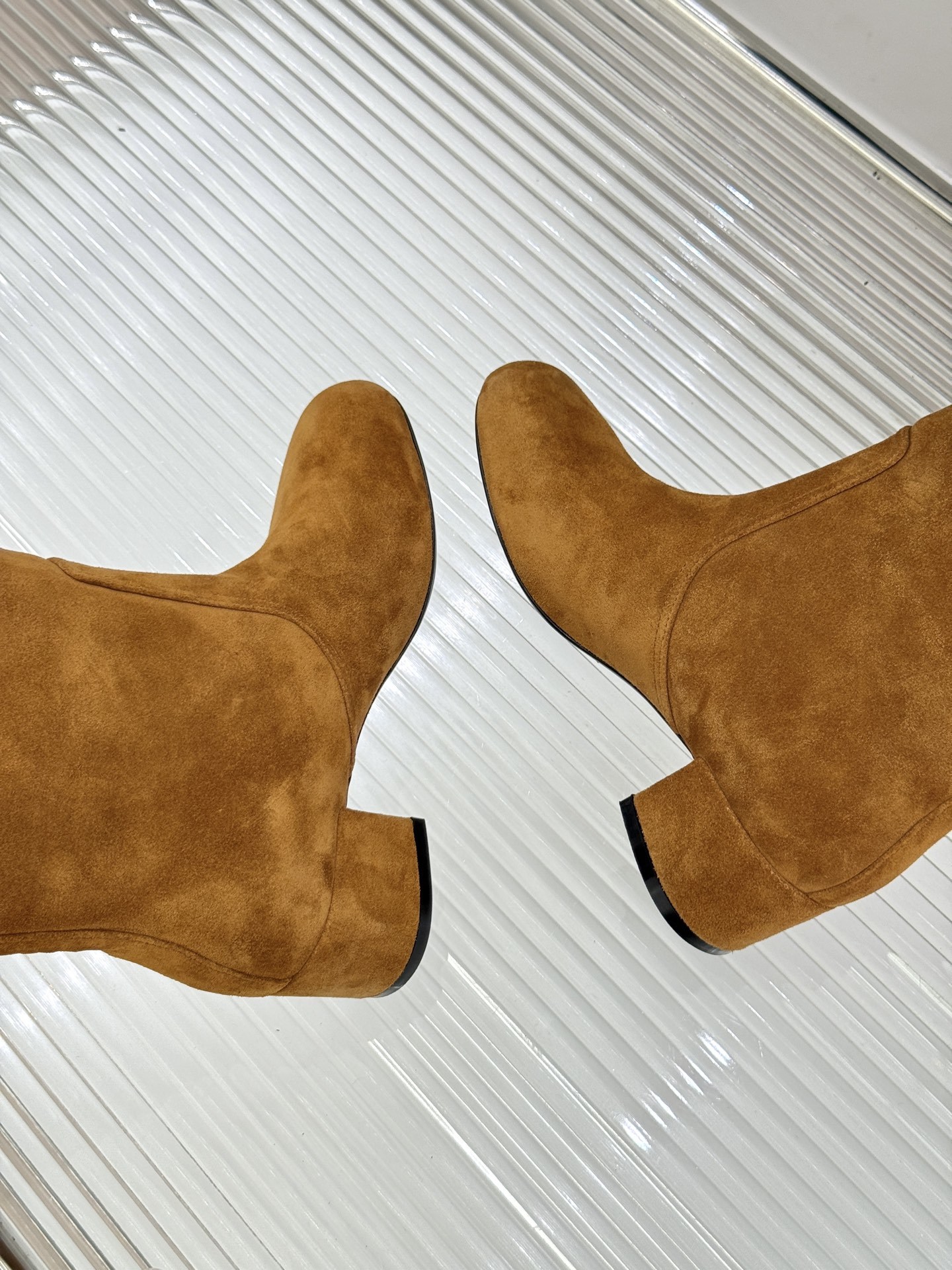 Celine /塞琳25WF秋冬新品凯旋门复古靴子系列
踏入秋冬 时尚达人们的鞋柜里必备靴子系列
鞋身巧
