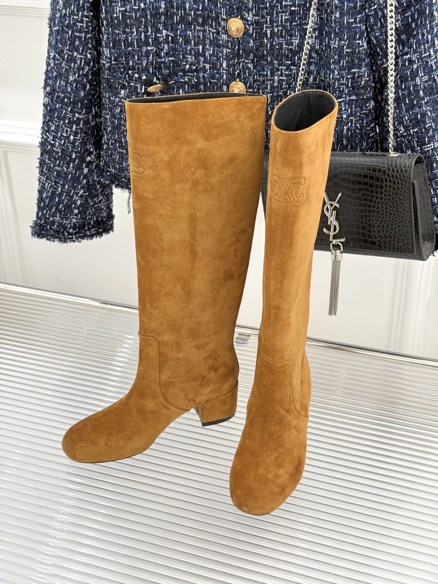 Celine /塞琳25WF秋冬新品凯旋门复古靴子系列
踏入秋冬 时尚达人们的鞋柜里必备靴子系列
鞋身巧