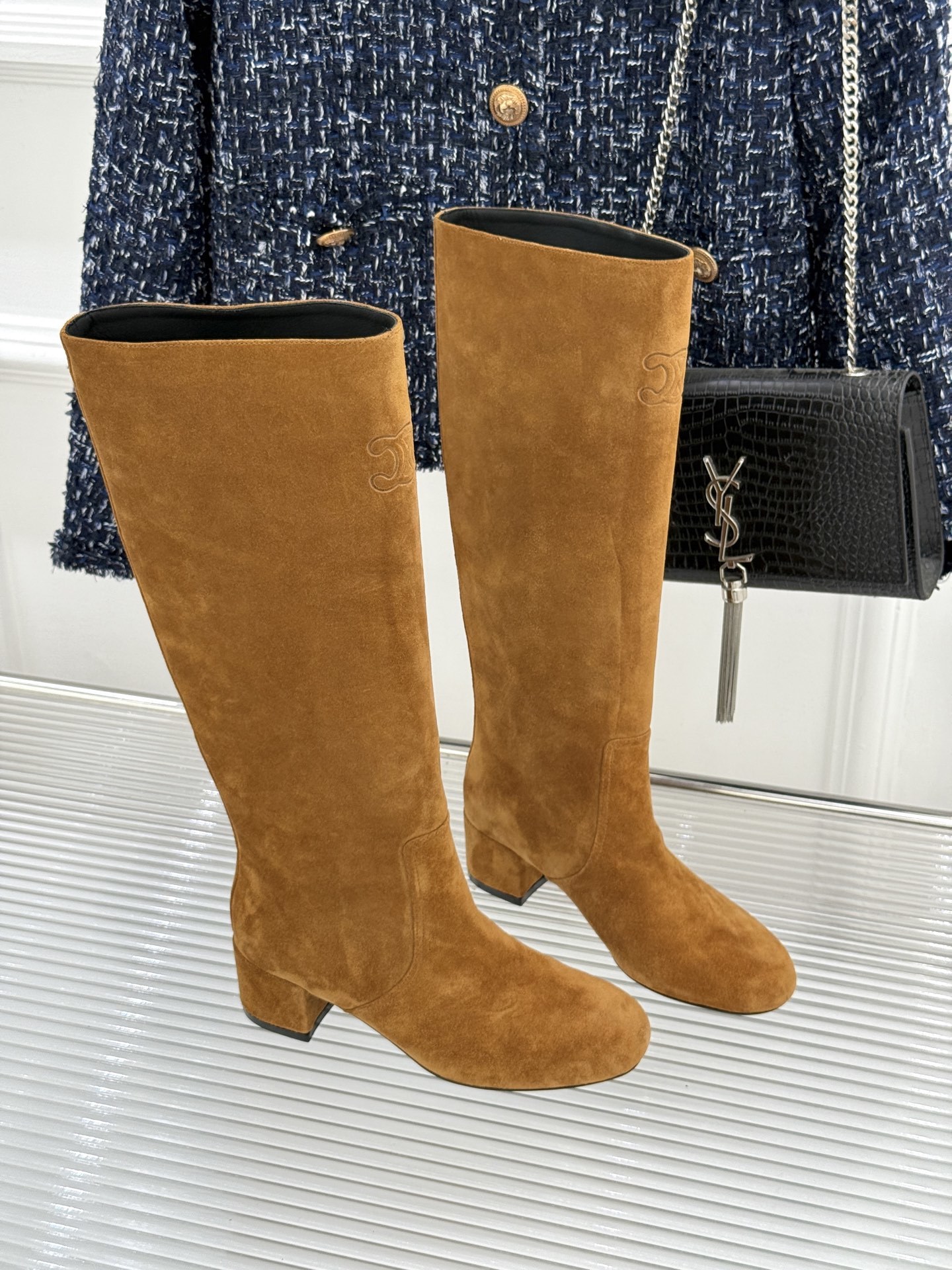 Celine /塞琳25WF秋冬新品凯旋门复古靴子系列
踏入秋冬 时尚达人们的鞋柜里必备靴子系列
鞋身巧