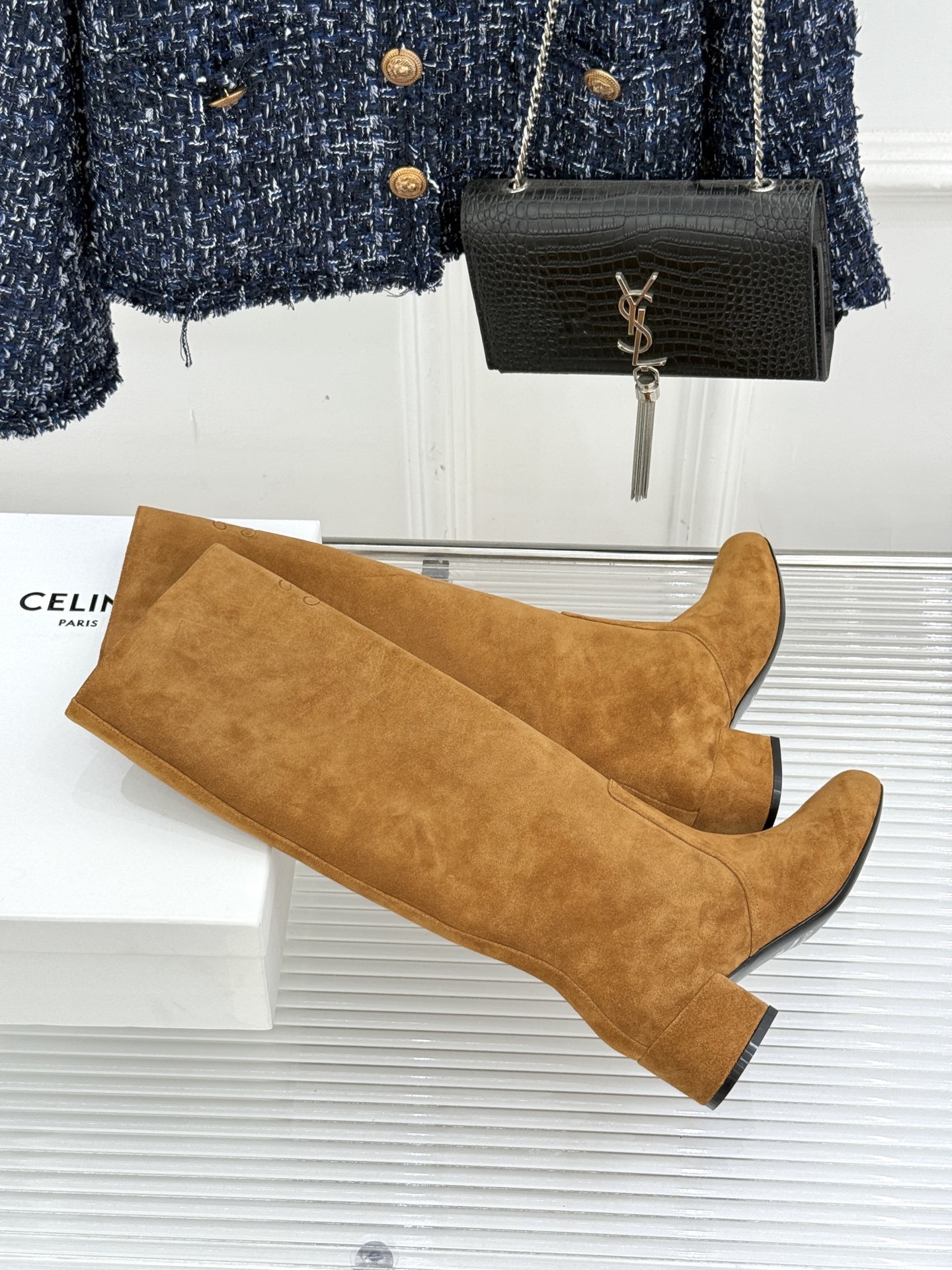 Celine /塞琳25WF秋冬新品凯旋门复古靴子系列
踏入秋冬 时尚达人们的鞋柜里必备靴子系列
鞋身巧