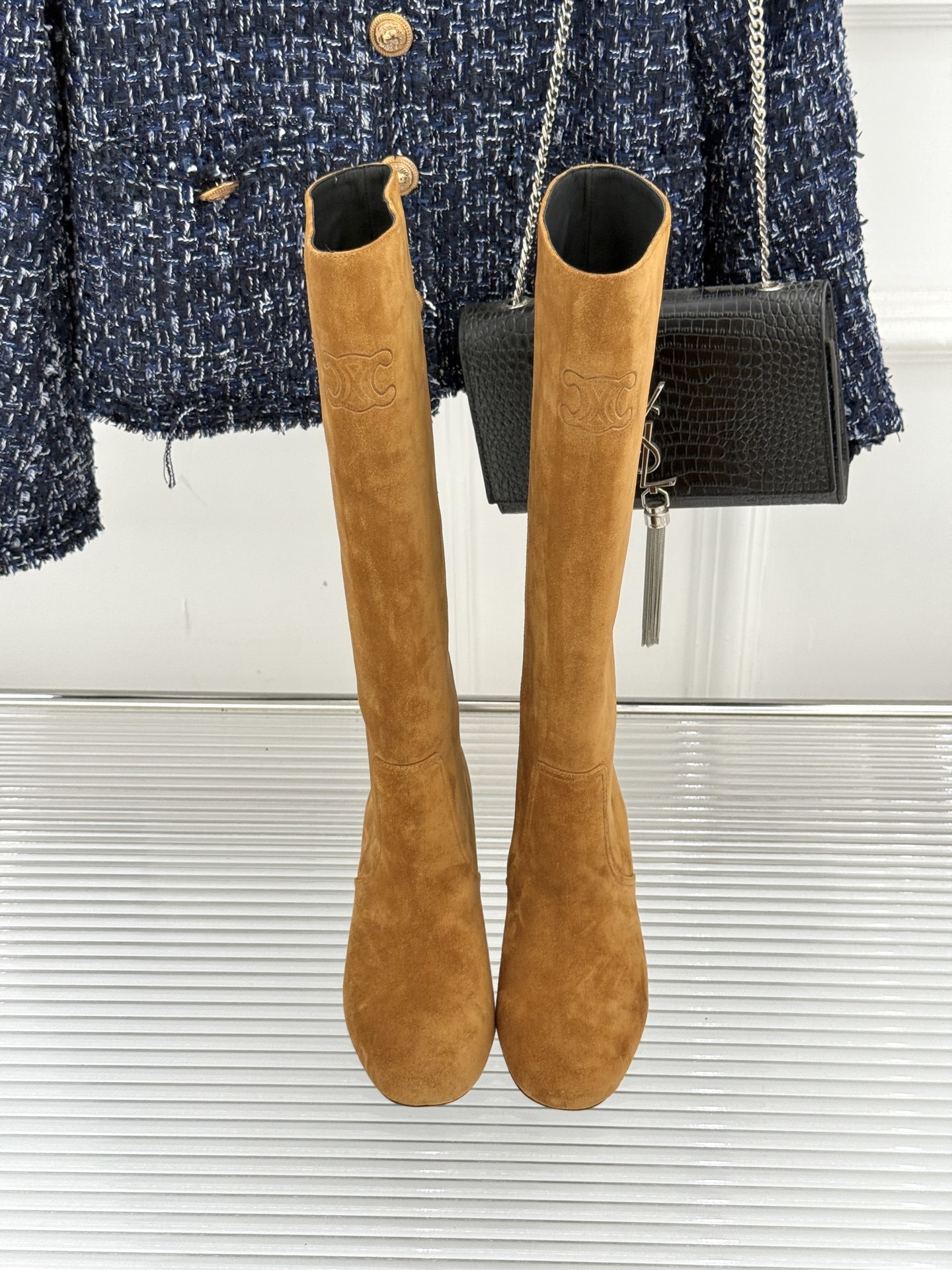 Celine /塞琳25WF秋冬新品凯旋门复古靴子系列
踏入秋冬 时尚达人们的鞋柜里必备靴子系列
鞋身巧