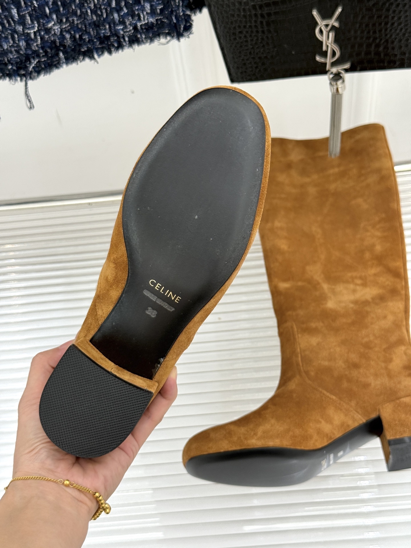 Celine /塞琳25WF秋冬新品凯旋门复古靴子系列
踏入秋冬 时尚达人们的鞋柜里必备靴子系列
鞋身巧