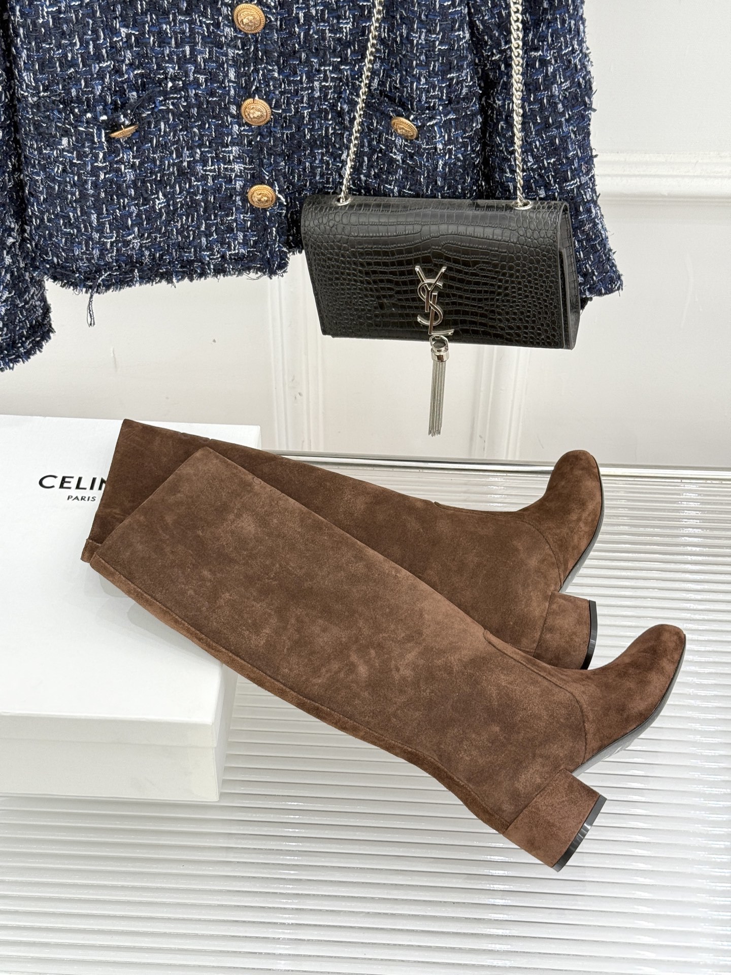 Celine /塞琳25WF秋冬新品凯旋门复古靴子系列
踏入秋冬 时尚达人们的鞋柜里必备靴子系列
鞋身巧
