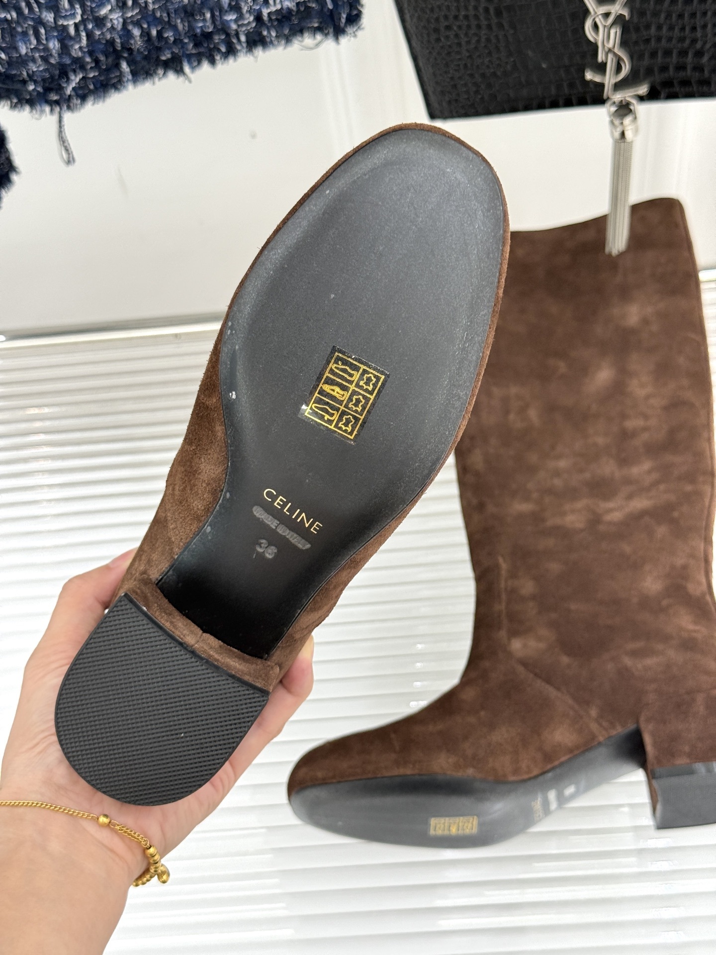 Celine /塞琳25WF秋冬新品凯旋门复古靴子系列
踏入秋冬 时尚达人们的鞋柜里必备靴子系列
鞋身巧