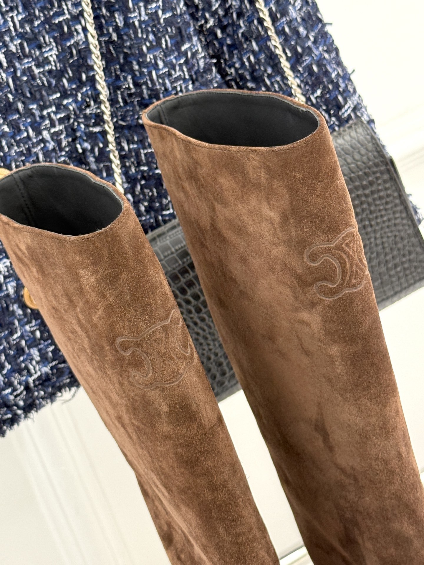 Celine /塞琳25WF秋冬新品凯旋门复古靴子系列
踏入秋冬 时尚达人们的鞋柜里必备靴子系列
鞋身巧