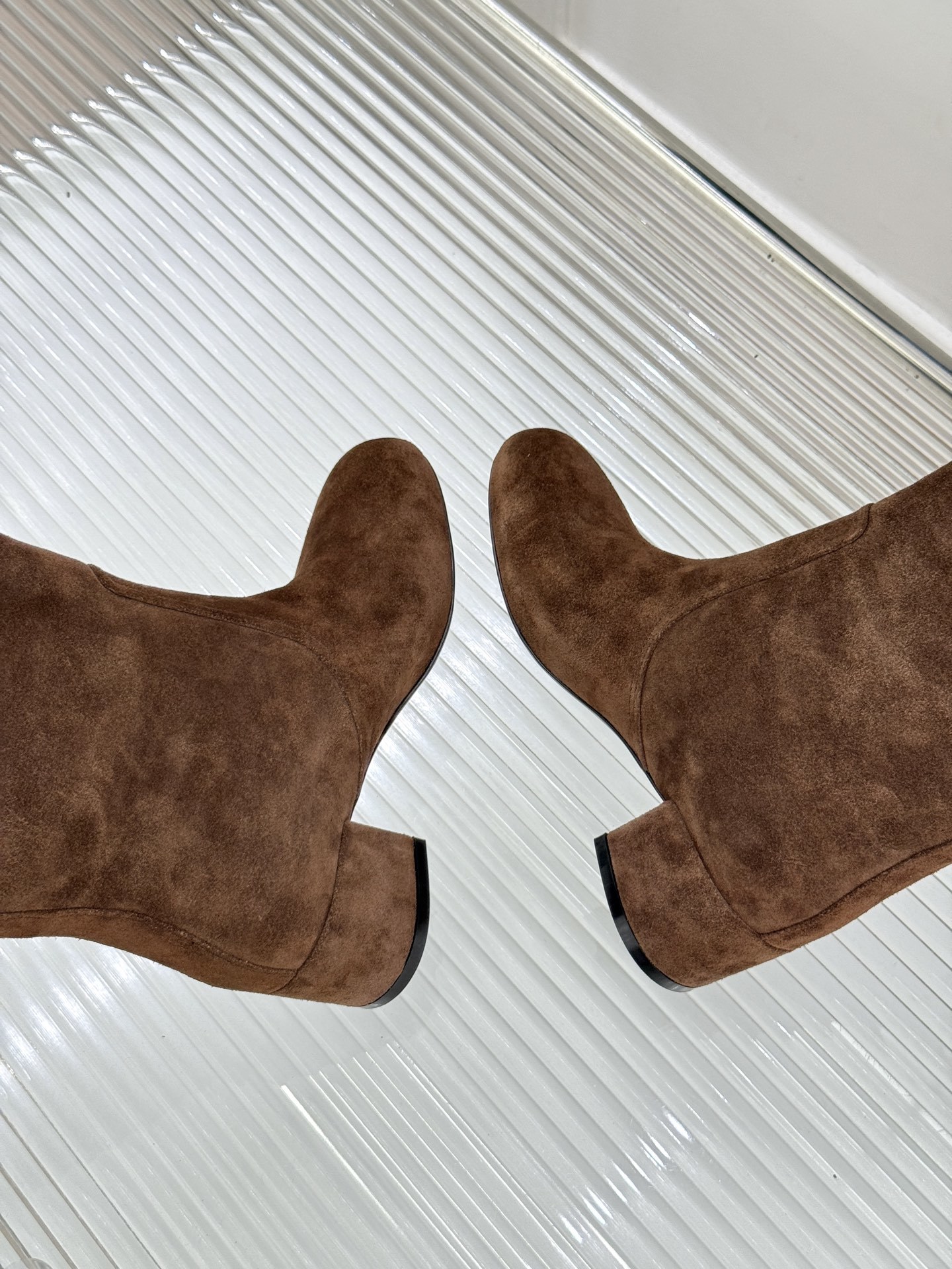 Celine /塞琳25WF秋冬新品凯旋门复古靴子系列
踏入秋冬 时尚达人们的鞋柜里必备靴子系列
鞋身巧