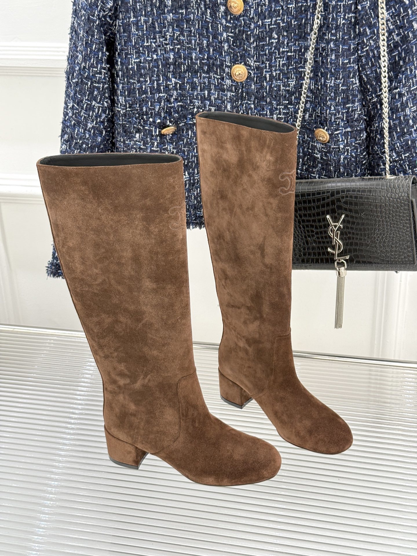 Celine /塞琳25WF秋冬新品凯旋门复古靴子系列
踏入秋冬 时尚达人们的鞋柜里必备靴子系列
鞋身巧