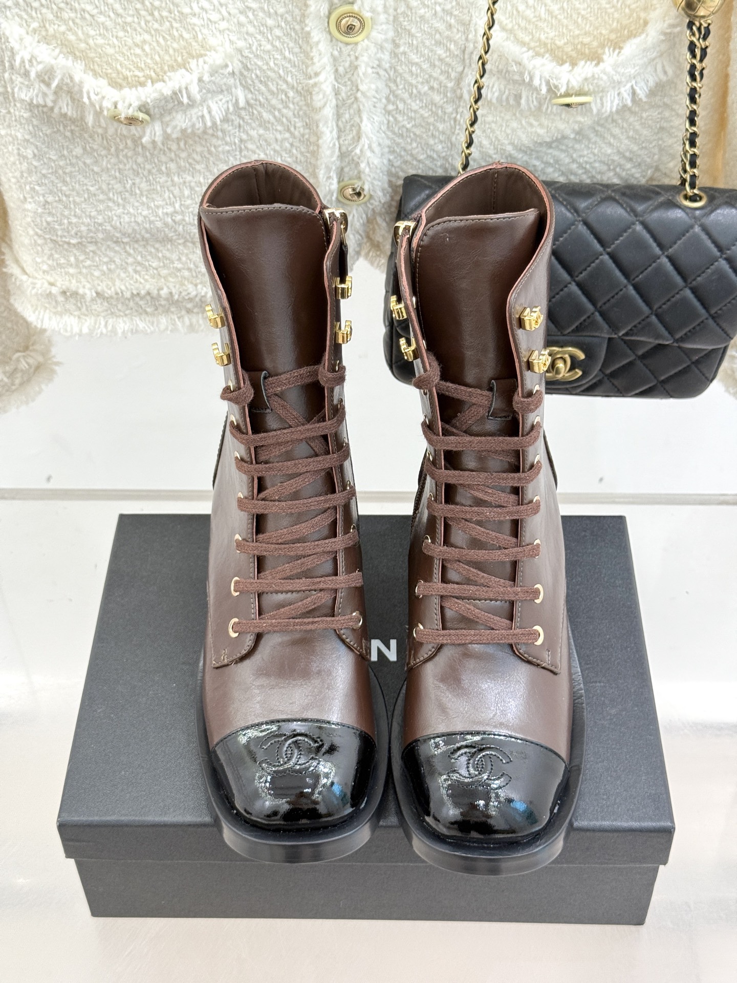 
CHANE*｜小香25A秋冬新品厚底粗跟
马丁靴短靴
这双靴子注定是秋冬最让人惊艳的时髦符号。
鞋头电