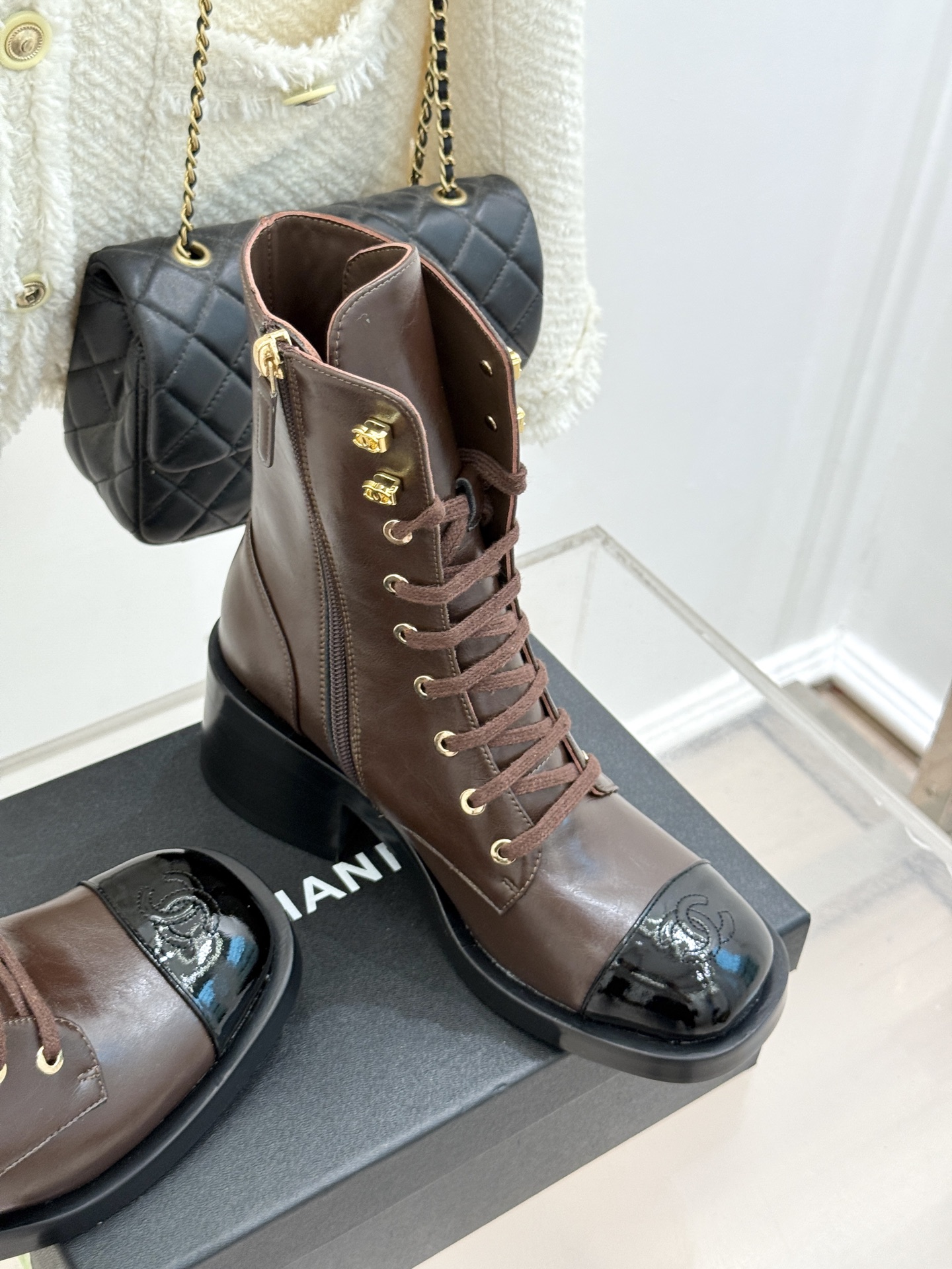 
CHANE*｜小香25A秋冬新品厚底粗跟
马丁靴短靴
这双靴子注定是秋冬最让人惊艳的时髦符号。
鞋头电