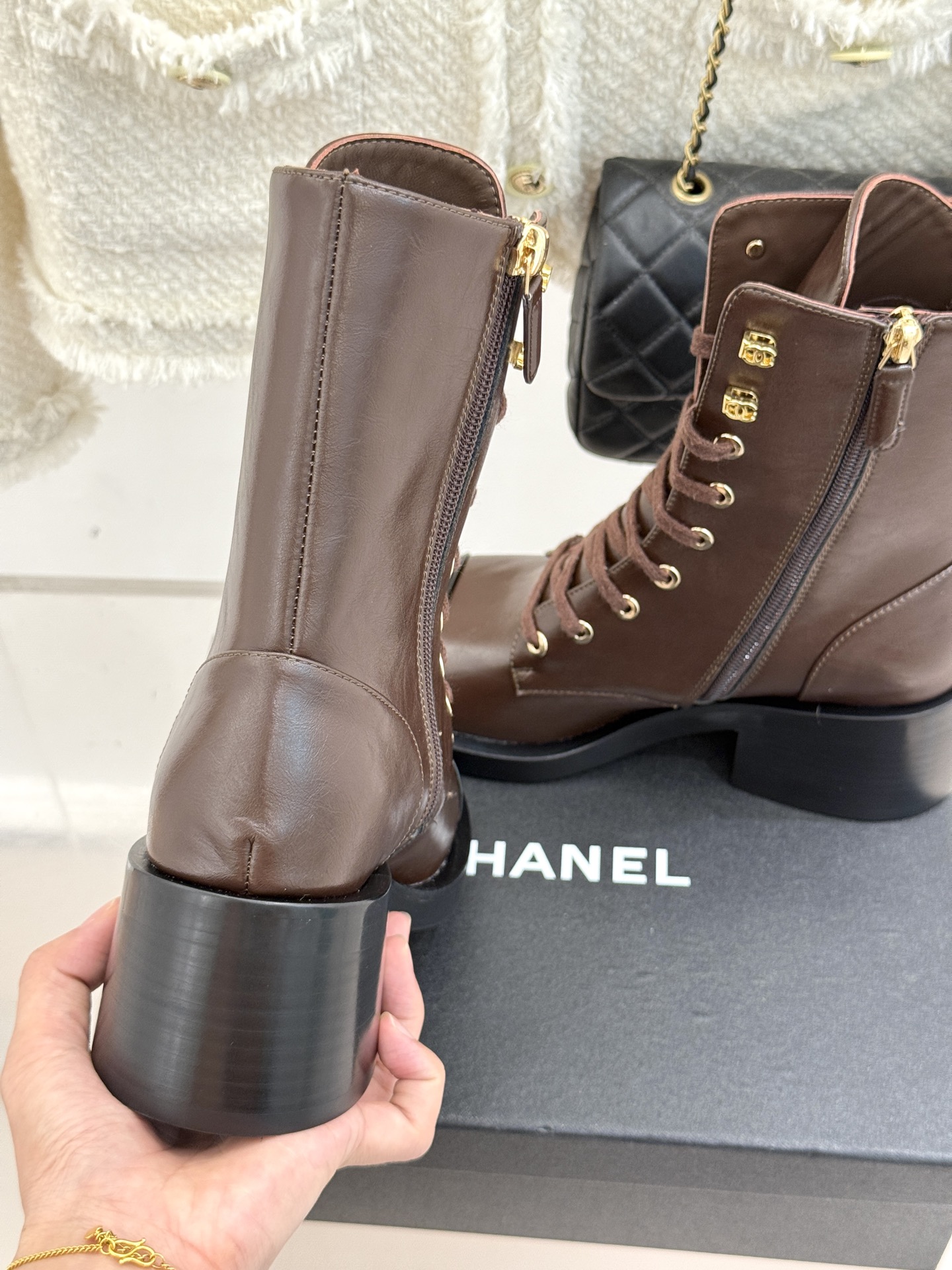 
CHANE*｜小香25A秋冬新品厚底粗跟
马丁靴短靴
这双靴子注定是秋冬最让人惊艳的时髦符号。
鞋头电