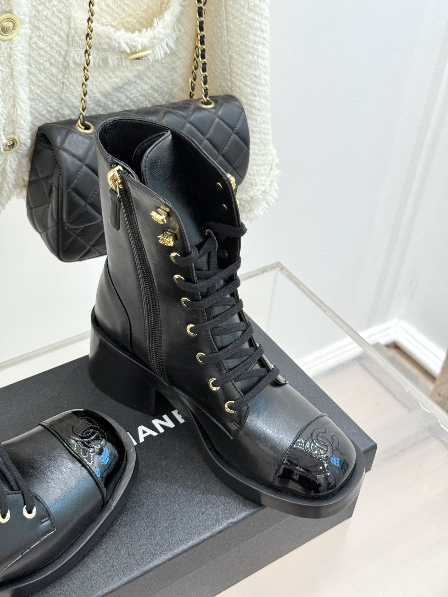 
CHANE*｜小香25A秋冬新品厚底粗跟
马丁靴短靴
这双靴子注定是秋冬最让人惊艳的时髦符号。
鞋头电
