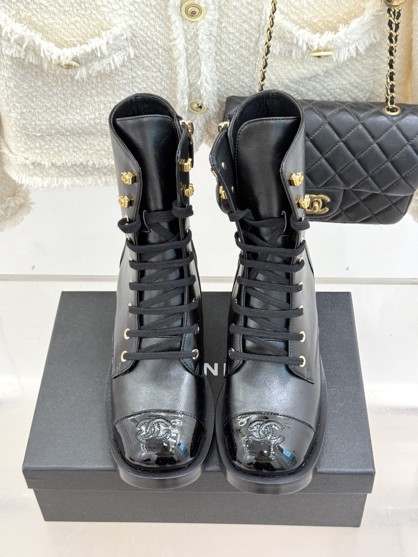 
CHANE*｜小香25A秋冬新品厚底粗跟
马丁靴短靴
这双靴子注定是秋冬最让人惊艳的时髦符号。
鞋头电