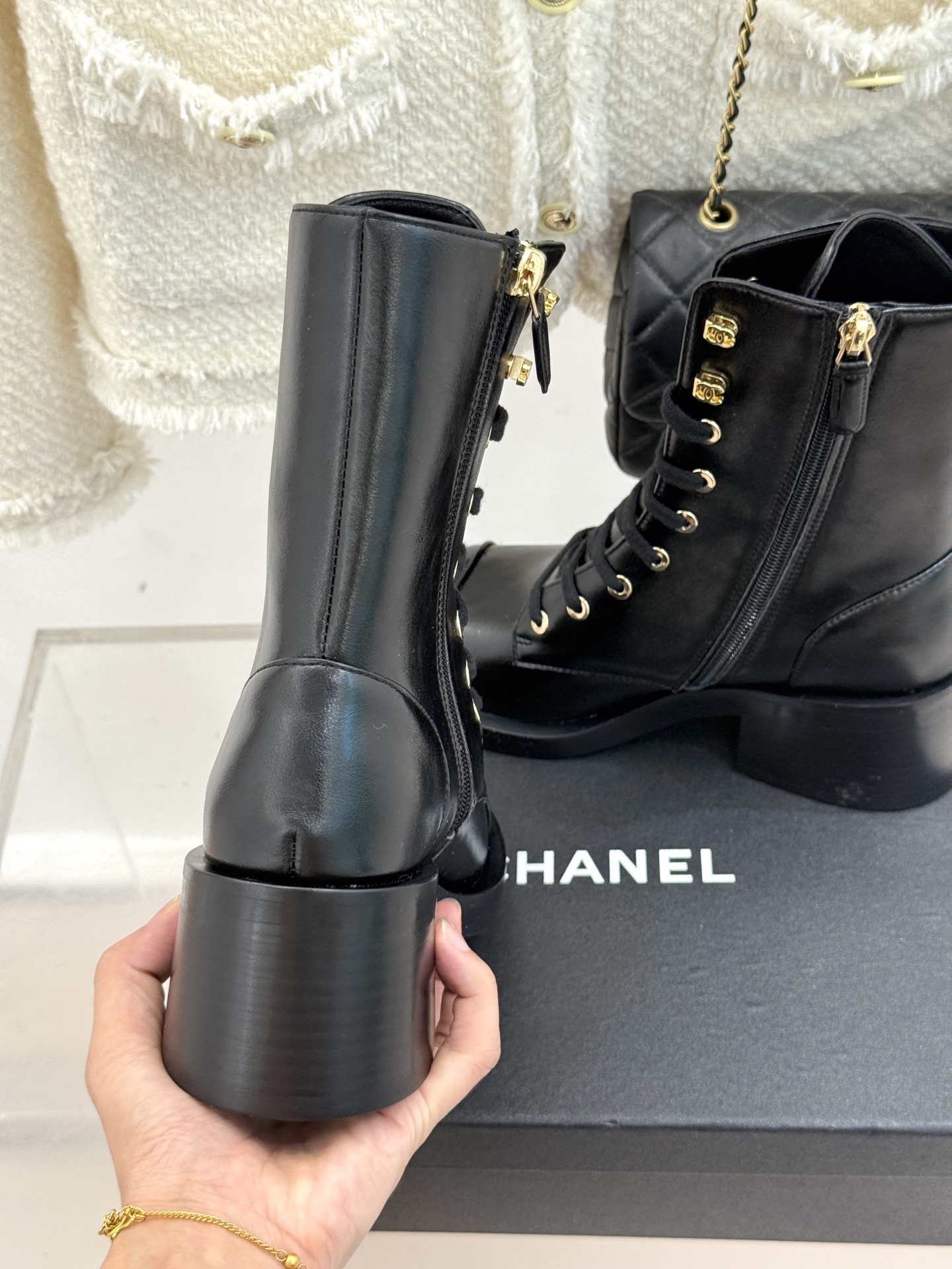 
CHANE*｜小香25A秋冬新品厚底粗跟
马丁靴短靴
这双靴子注定是秋冬最让人惊艳的时髦符号。
鞋头电