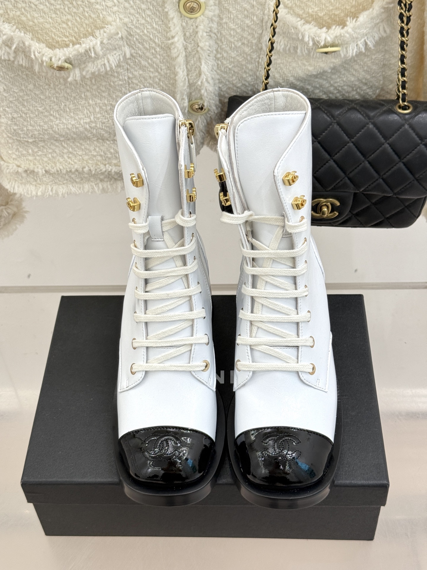 
CHANE*｜小香25A秋冬新品厚底粗跟
马丁靴短靴
这双靴子注定是秋冬最让人惊艳的时髦符号。
鞋头电