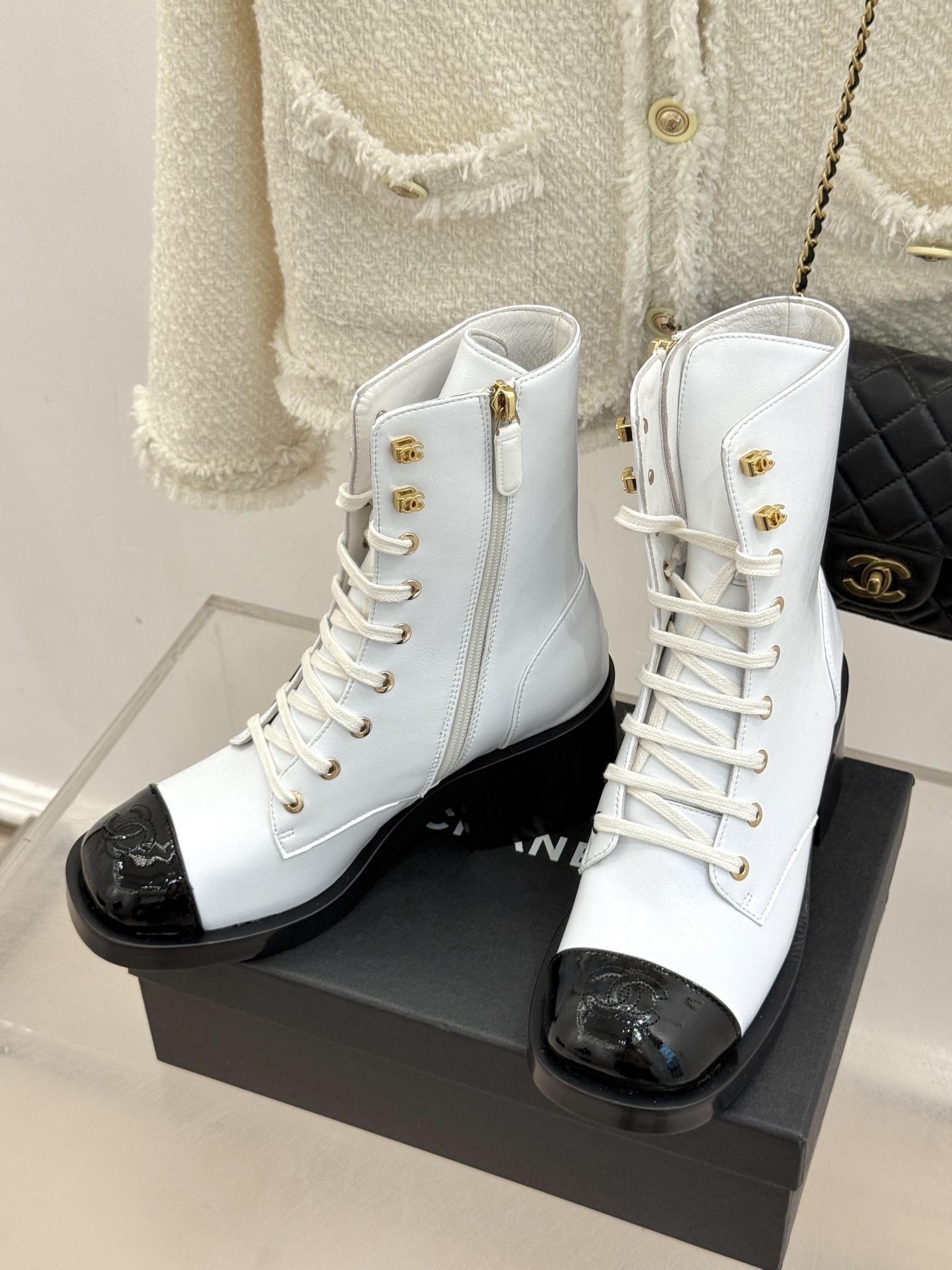 
CHANE*｜小香25A秋冬新品厚底粗跟
马丁靴短靴
这双靴子注定是秋冬最让人惊艳的时髦符号。
鞋头电