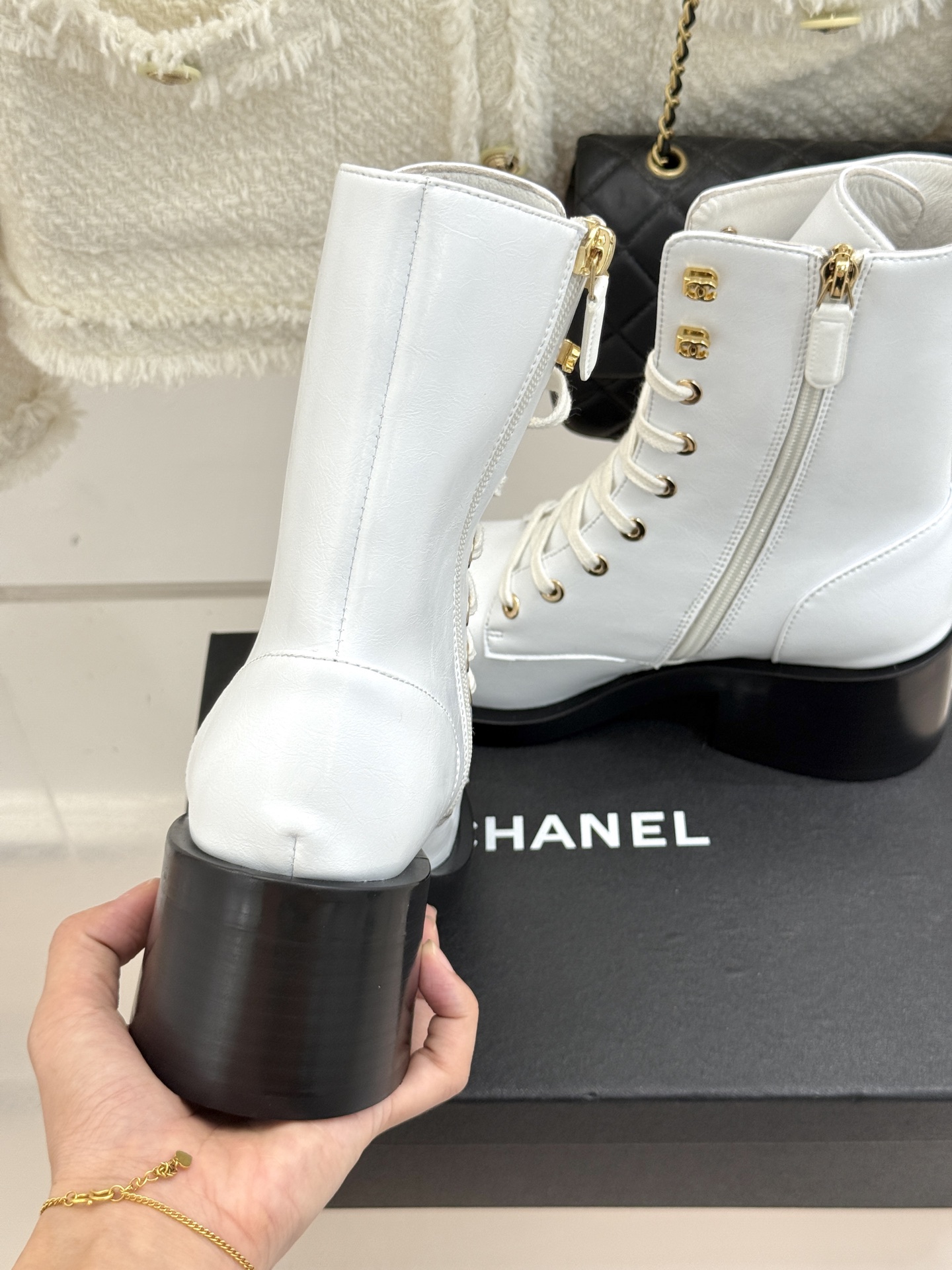 
CHANE*｜小香25A秋冬新品厚底粗跟
马丁靴短靴
这双靴子注定是秋冬最让人惊艳的时髦符号。
鞋头电